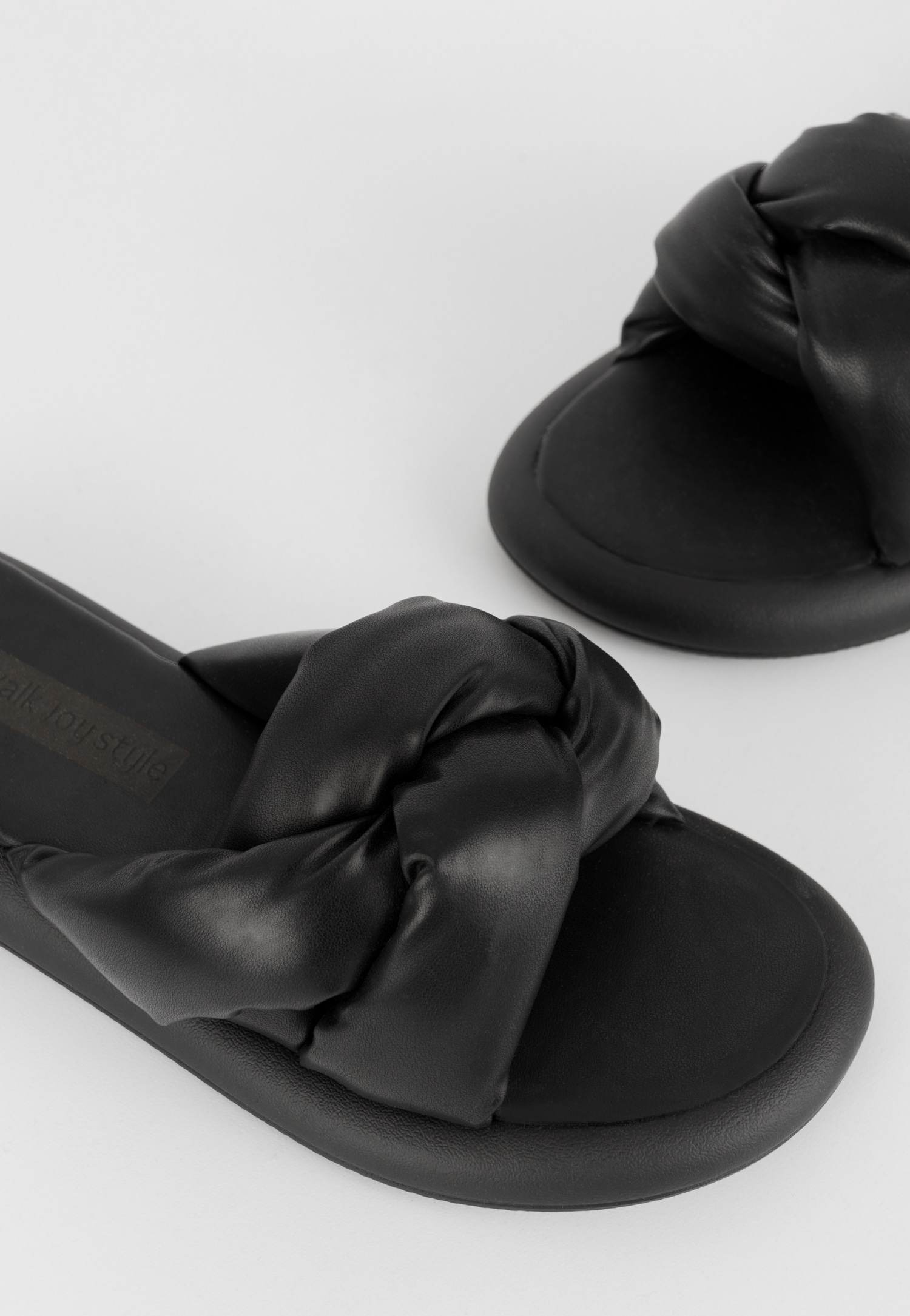 WJS czarne klapki damskie typu puffy