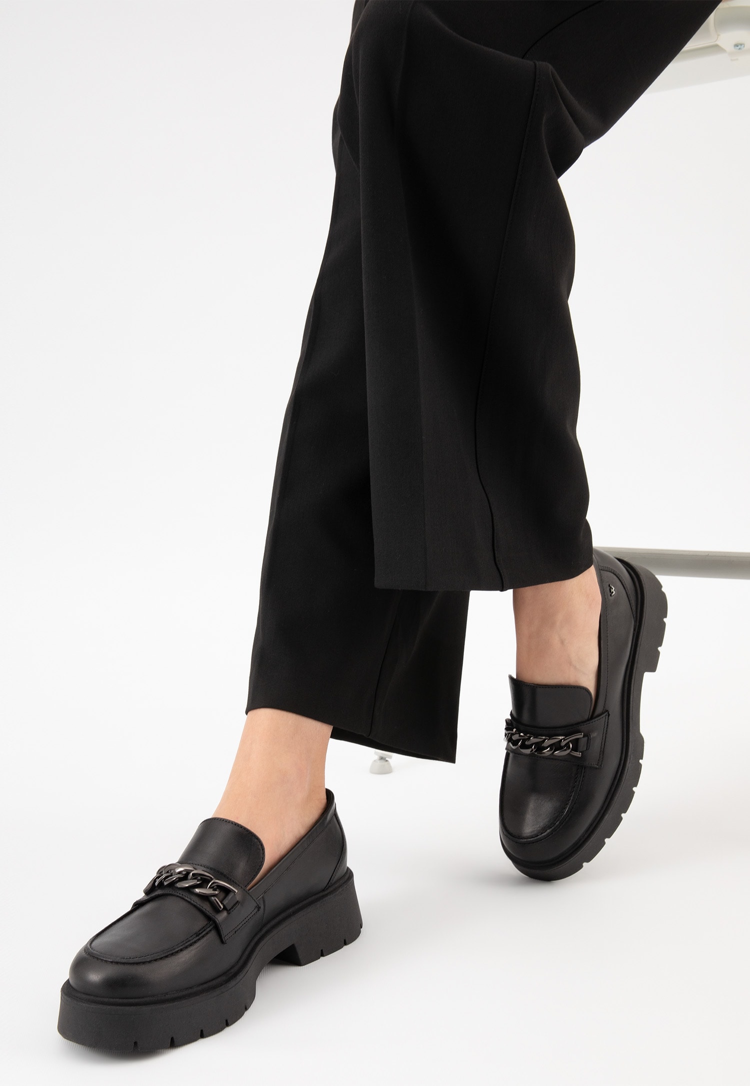 Czarne mokasyny damskie na grubej podeszwie z ozdobnym łańcuszkiem