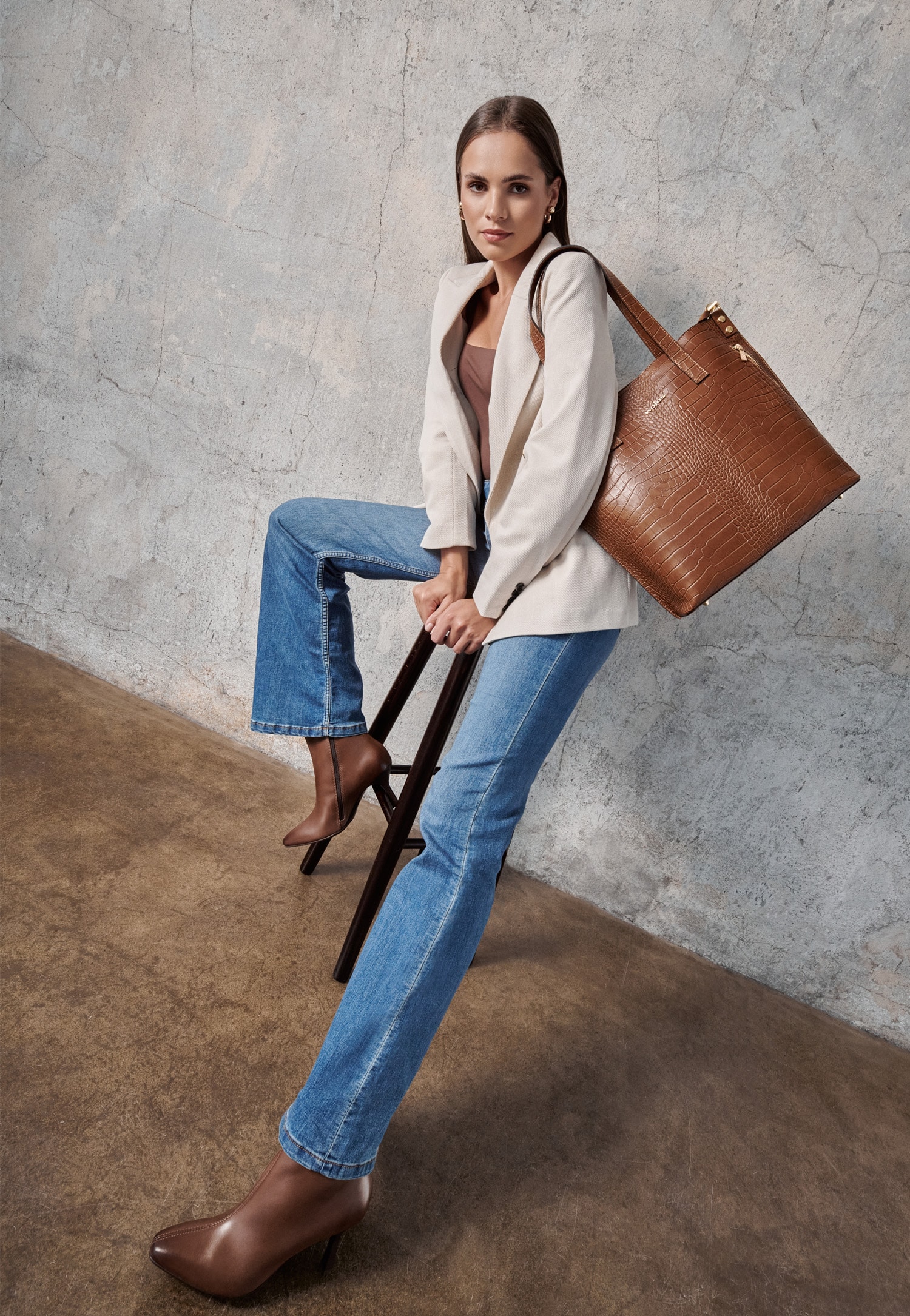 Brązowe botki damskie na oryginalnym obcasie