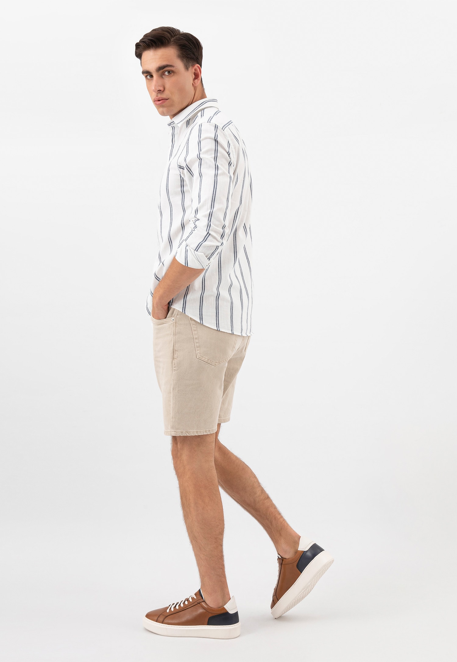 Granatowe trampki męskie ze skóry licowej z brązowymi wstawkami