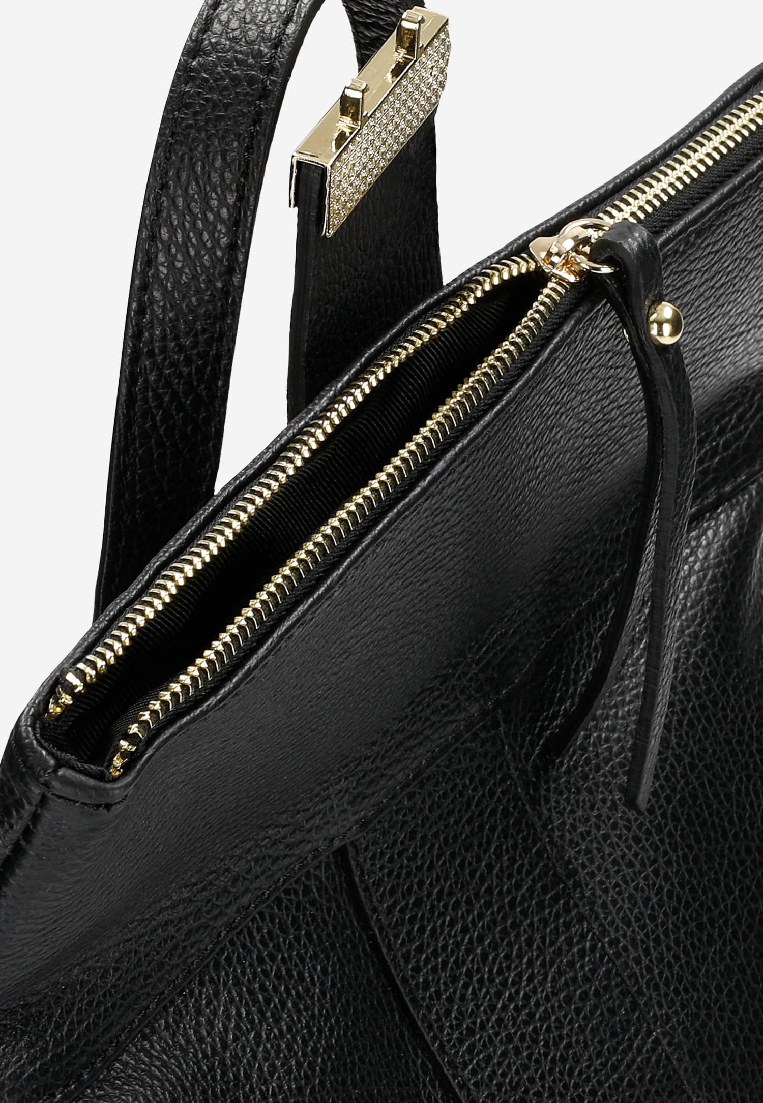 Czarny skórzany plecak damski ze złotymi, metalowymi elementami