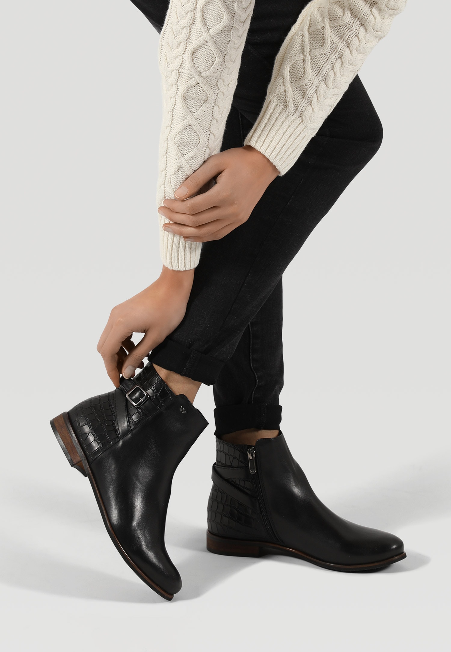 Czarne botki damskie z tłoczonej skóry zapisane na zamek