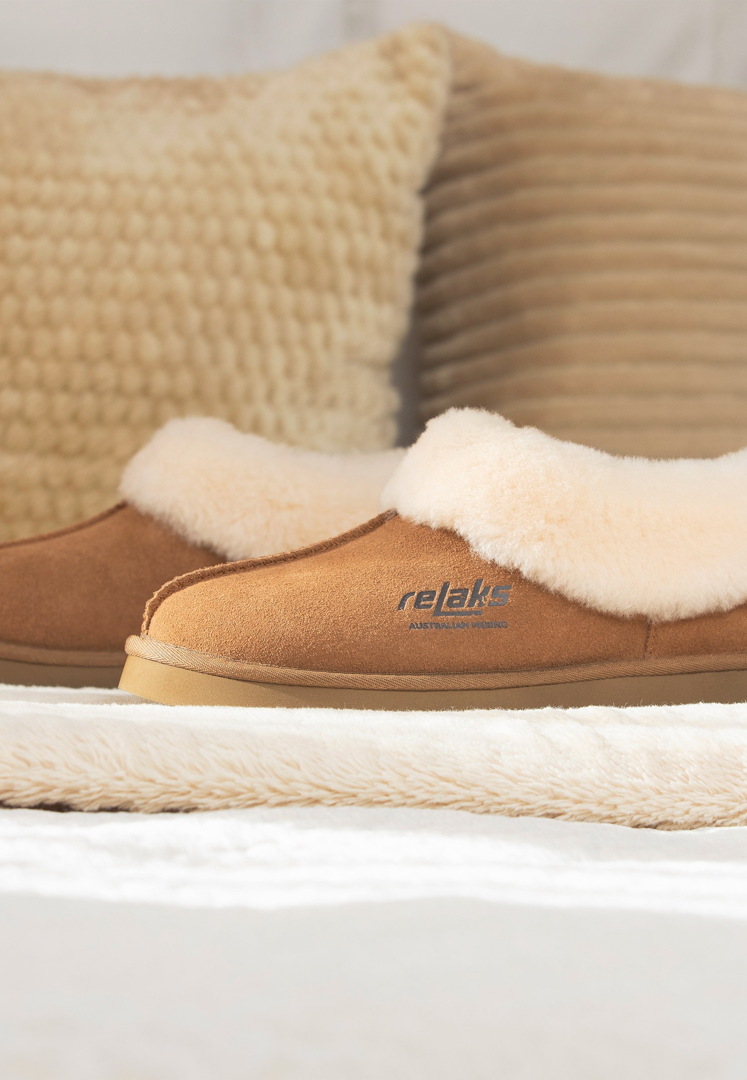 Czarne skórzane kapcie RELAKS z wełną z merynosa