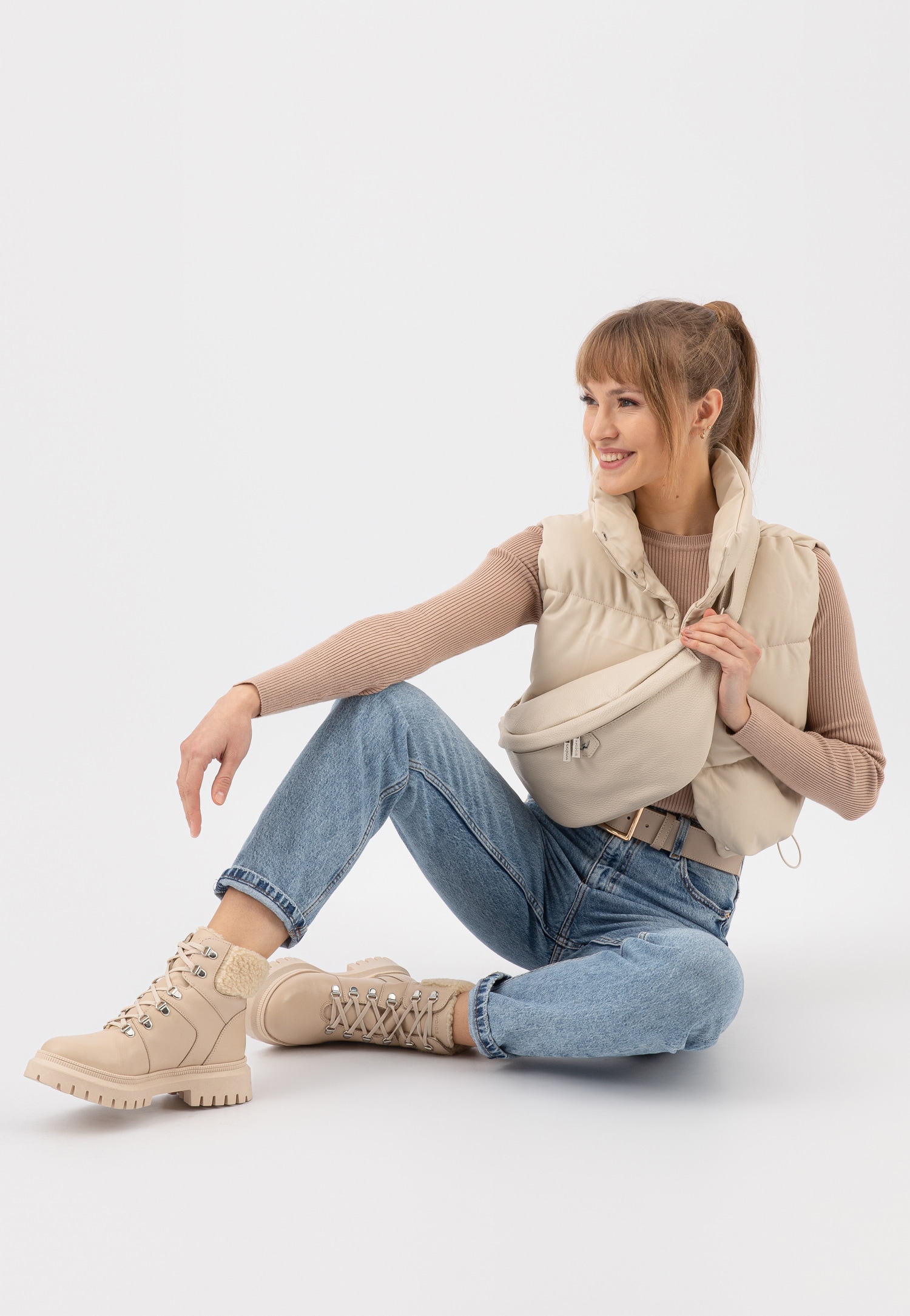 Duża beżowa skórzana torebka damska typu nerka