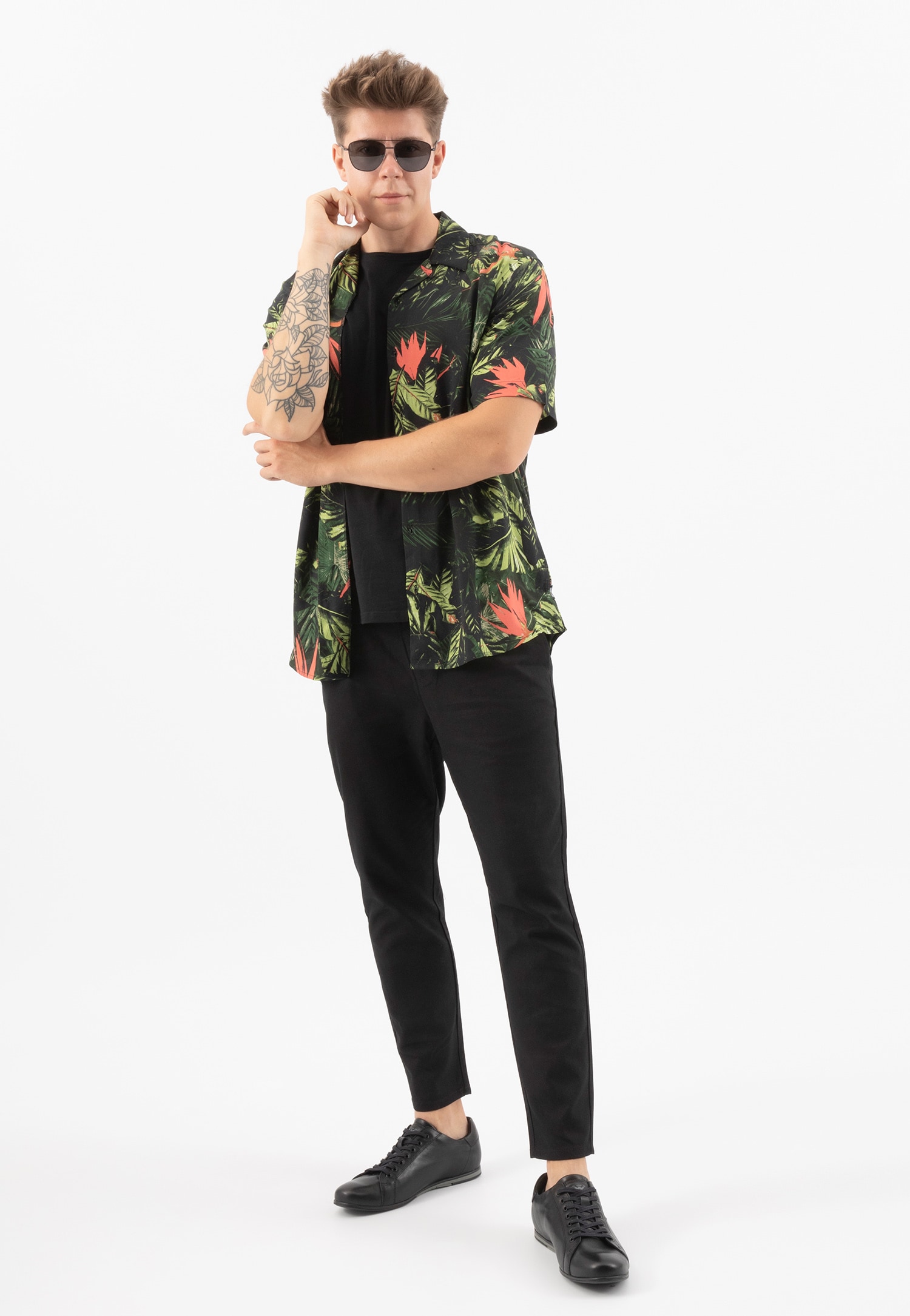 Czarne minimalistyczne sneakersy męskie w klasycznym stylu