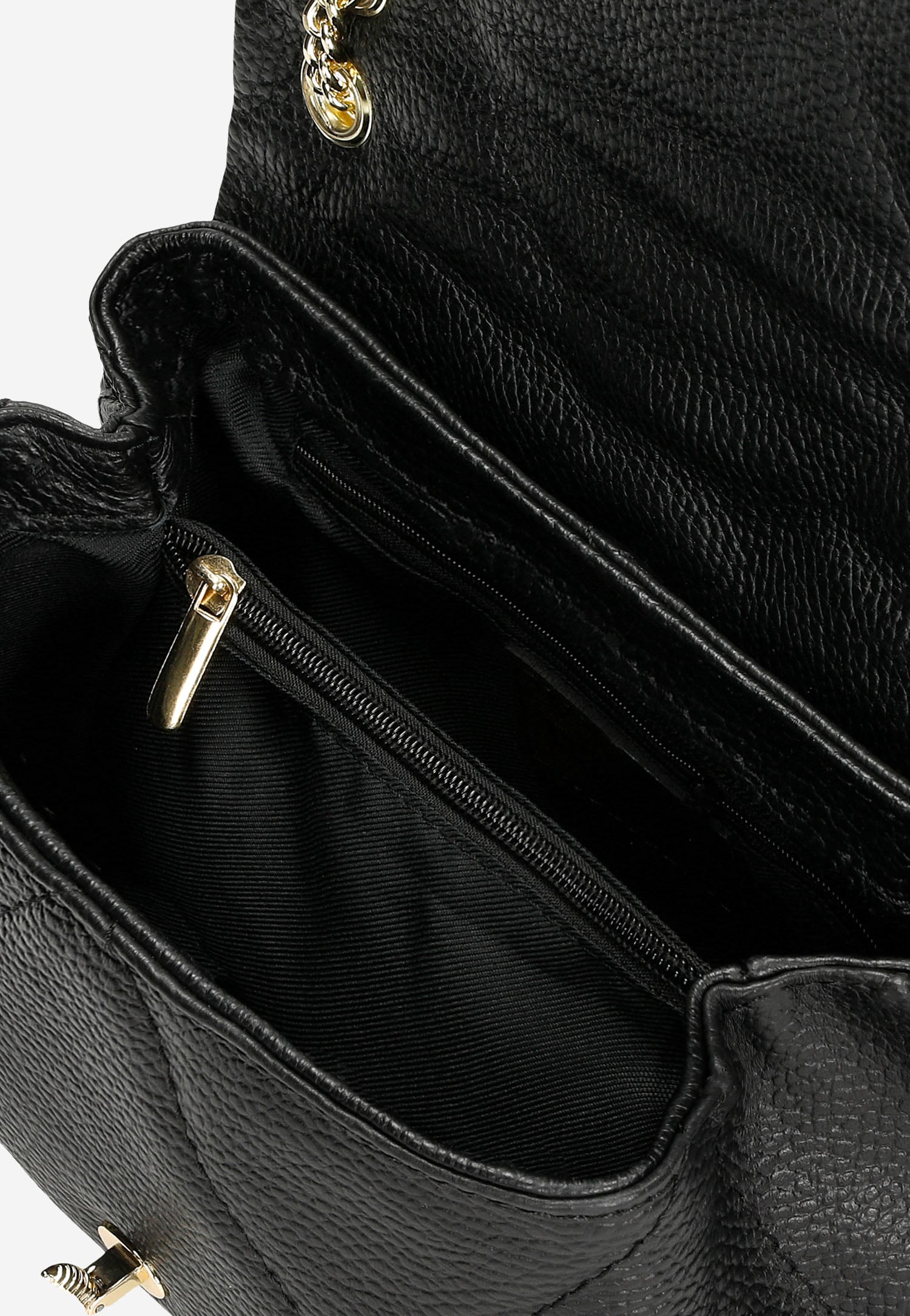 Czarna skórzana torebka ze złotymi akcentami