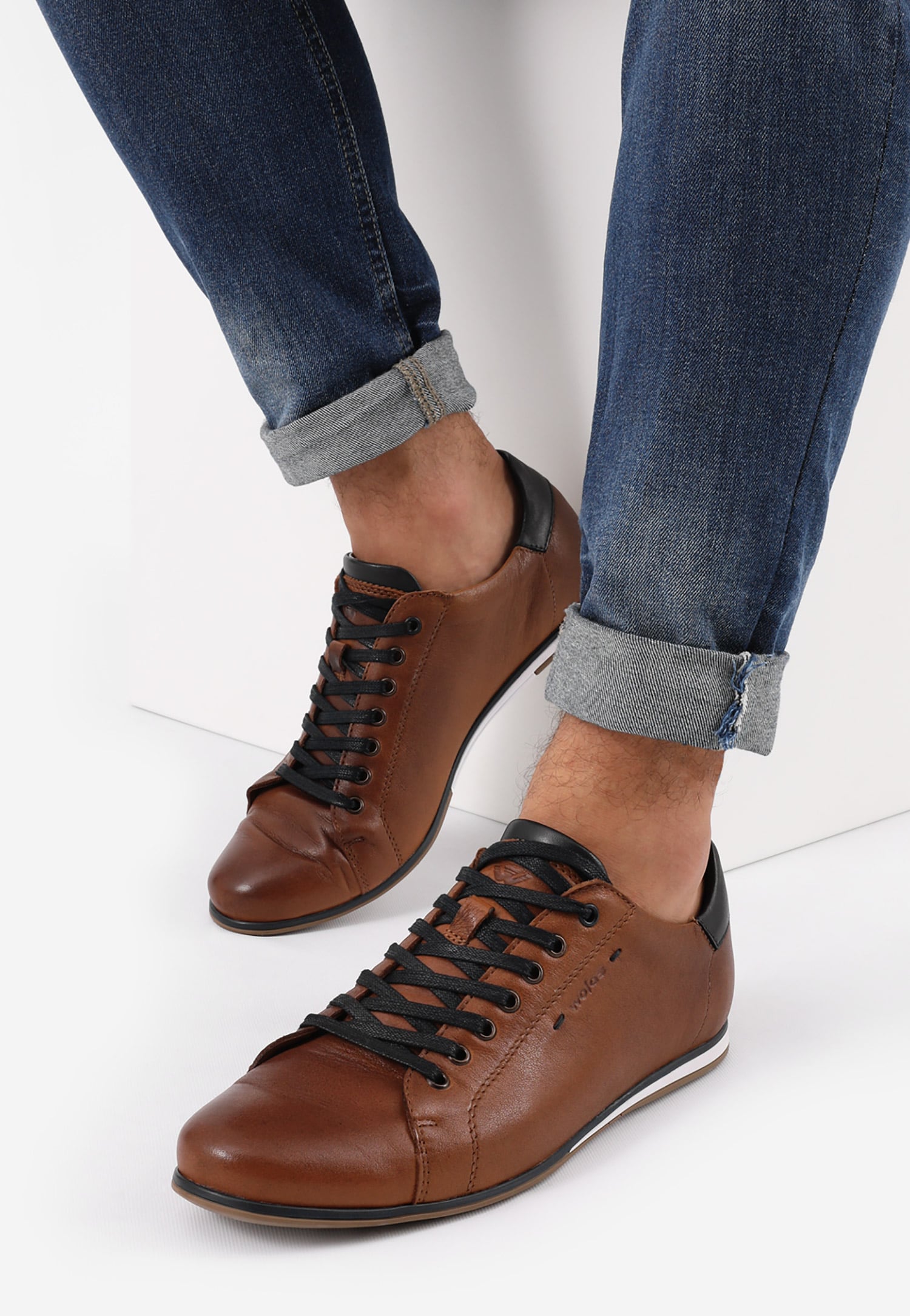 Czarne minimalistyczne sneakersy męskie w klasycznym stylu