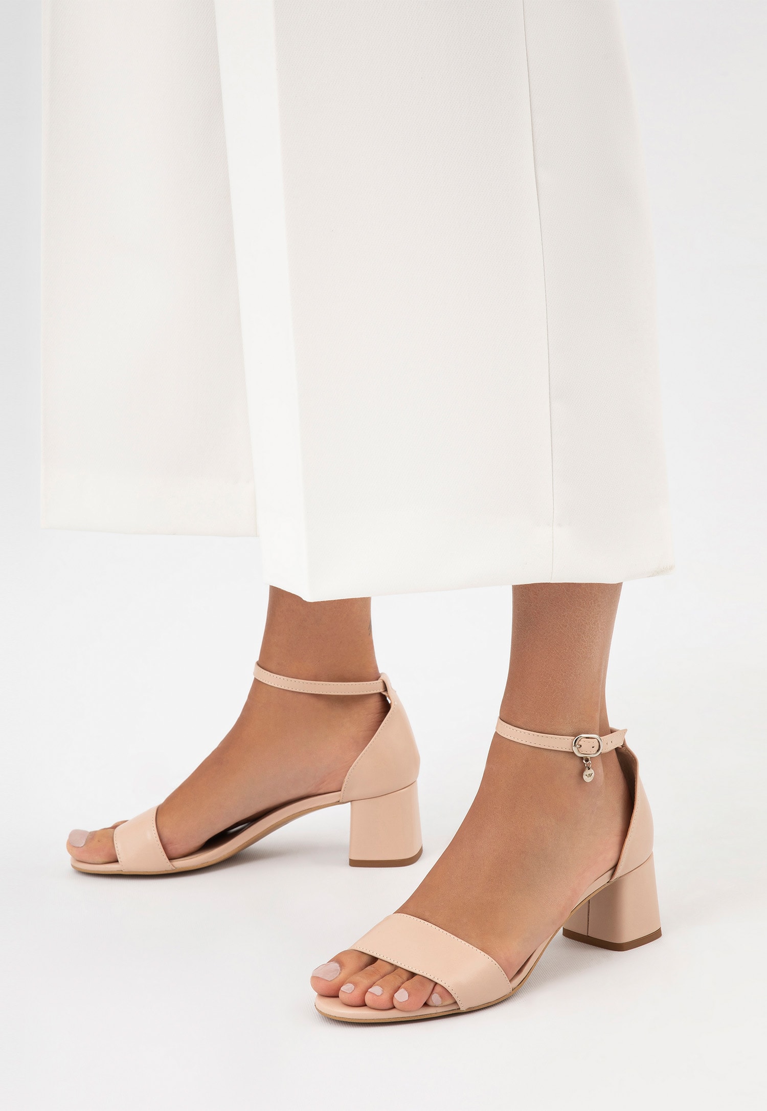 Zjawiskowe srebrne sandały damskie na obcasie