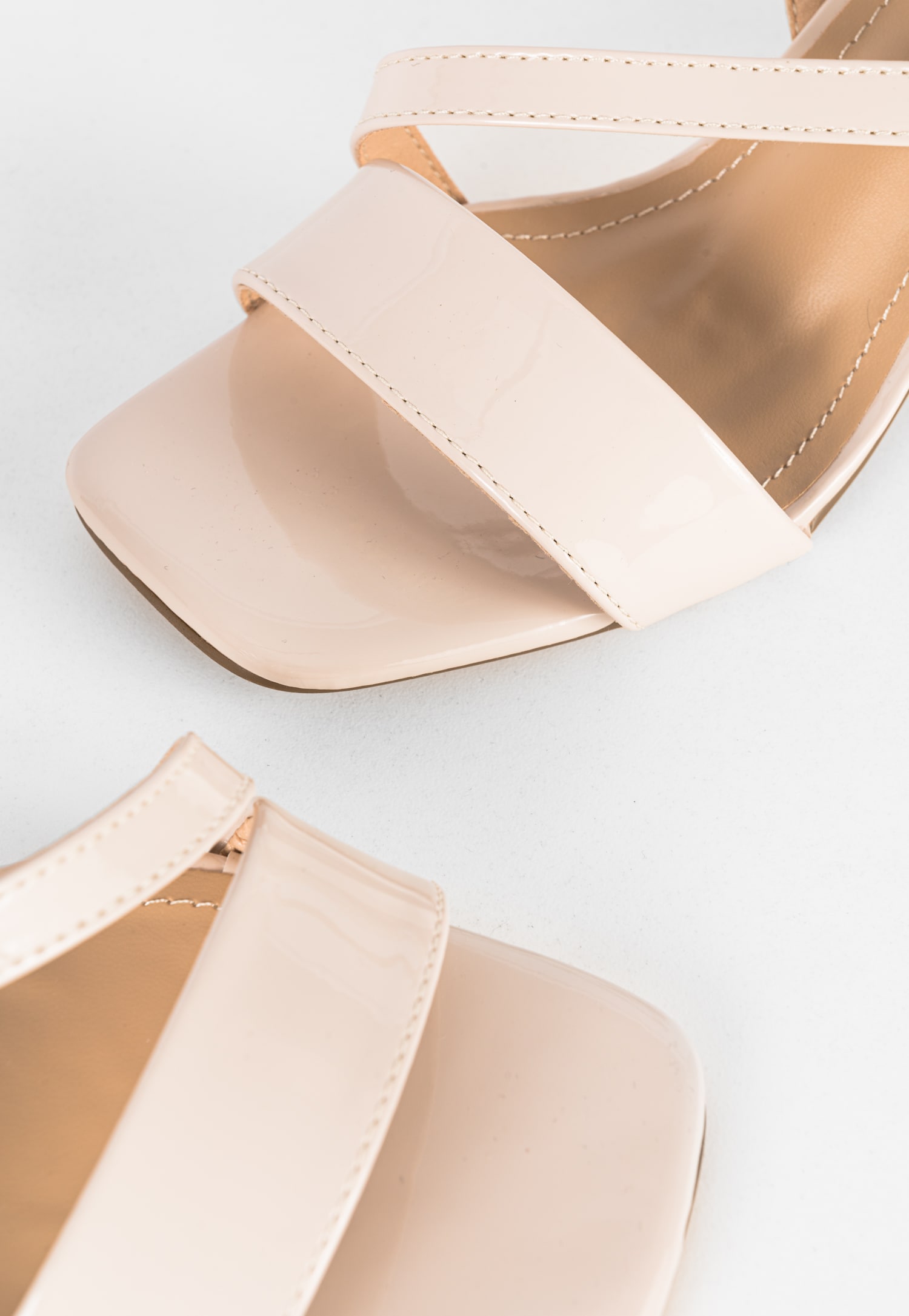 WJS czarne lakierowane sandały damskie na szerokim obcasie