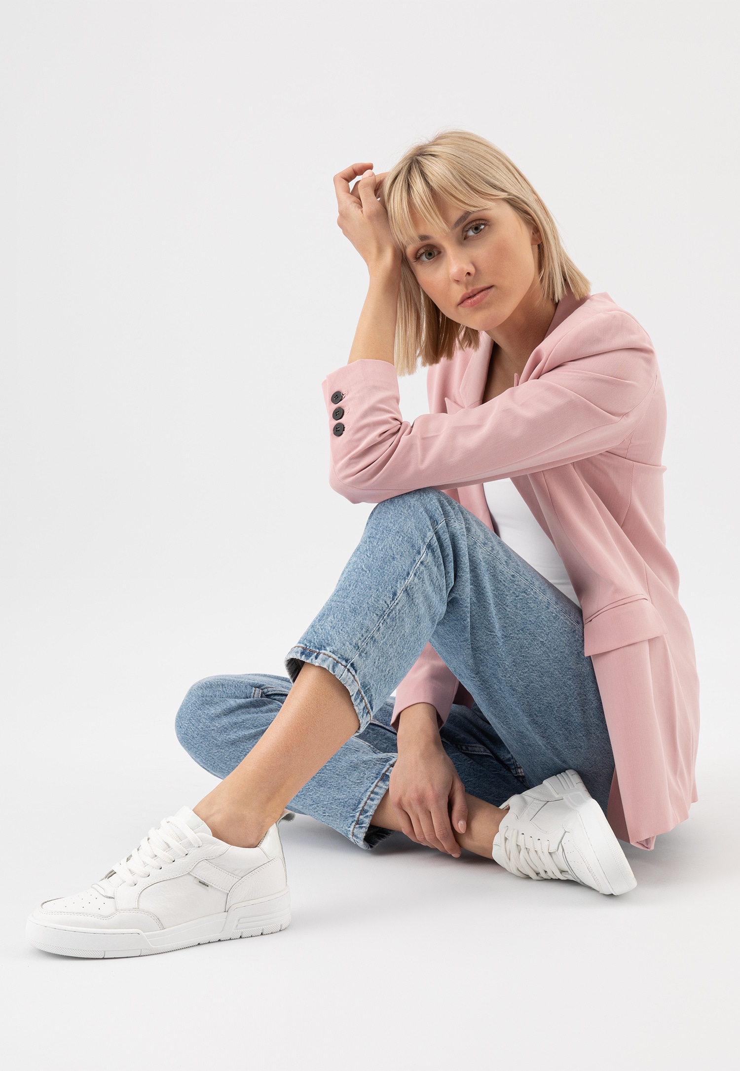 Białe trampki z szarymi elementami