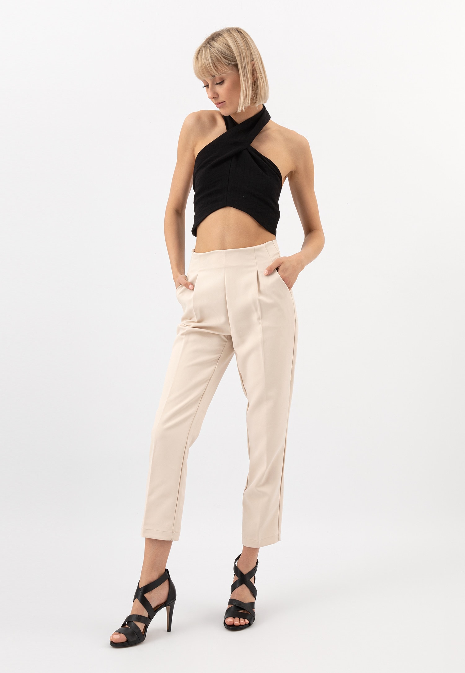 Oryginalne beżowe sandały na szpilce ze srebrnymi przetarciami