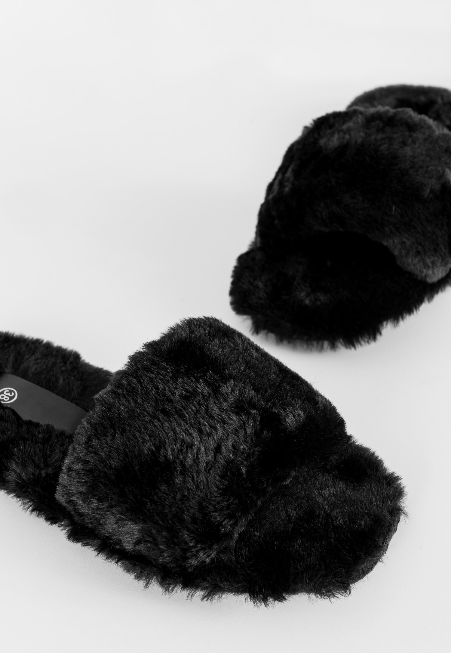 WJS puchate czarne kapcie na płaskiej podeszwie