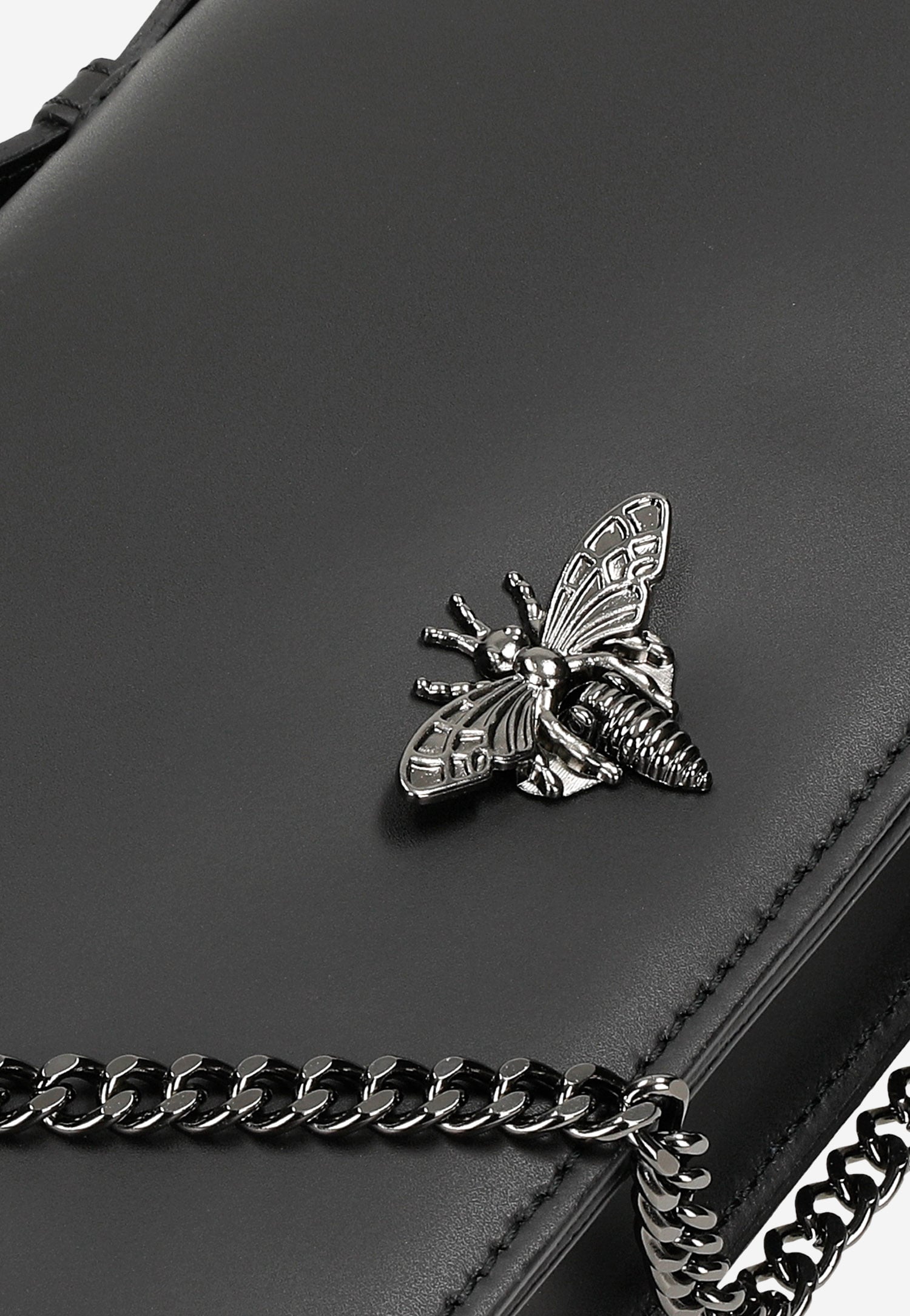 Czarna torebka damska z ozdobnym zapięciem w kształcie owada