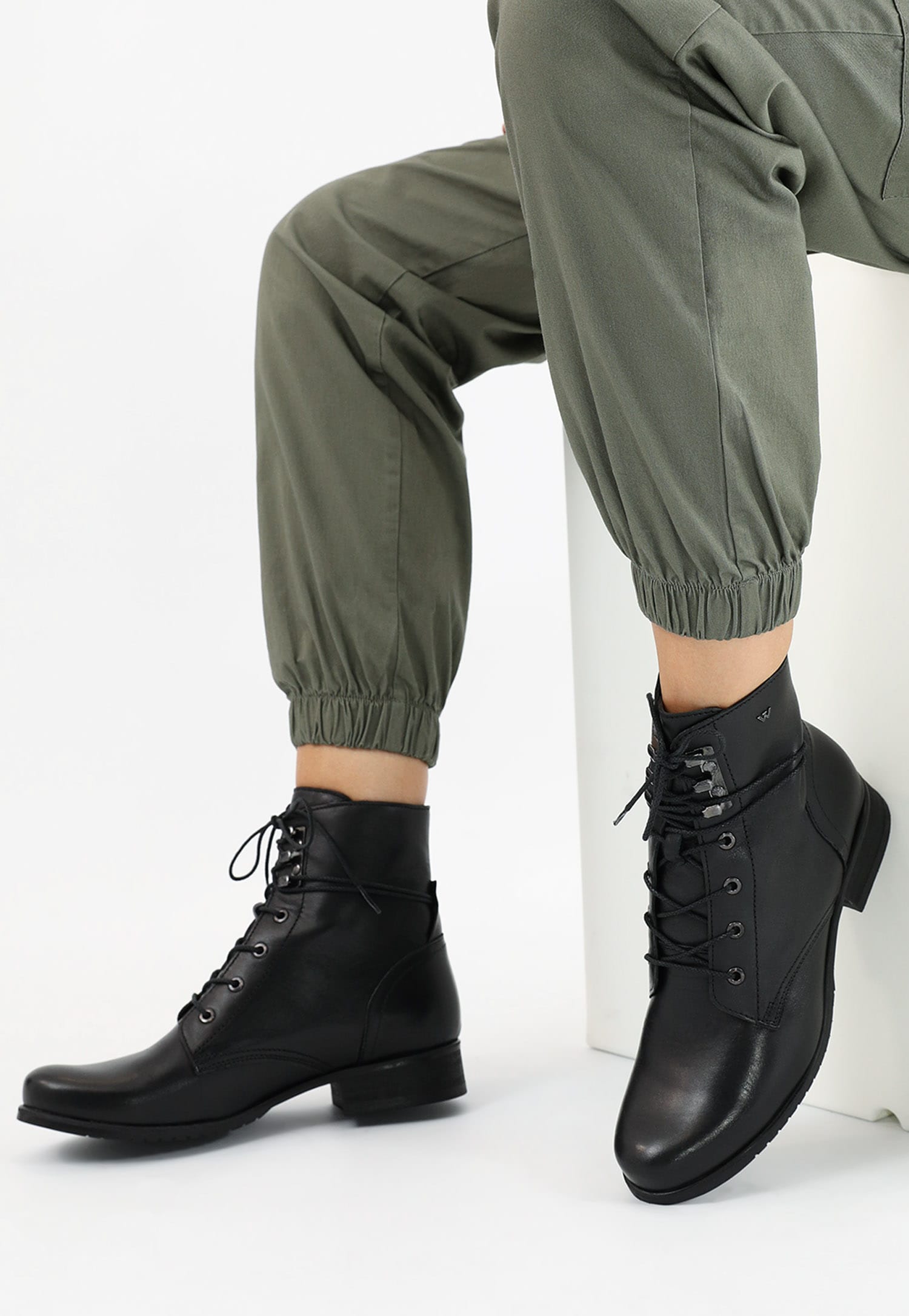 Czarne skórzane trzewiki damskie na jesień