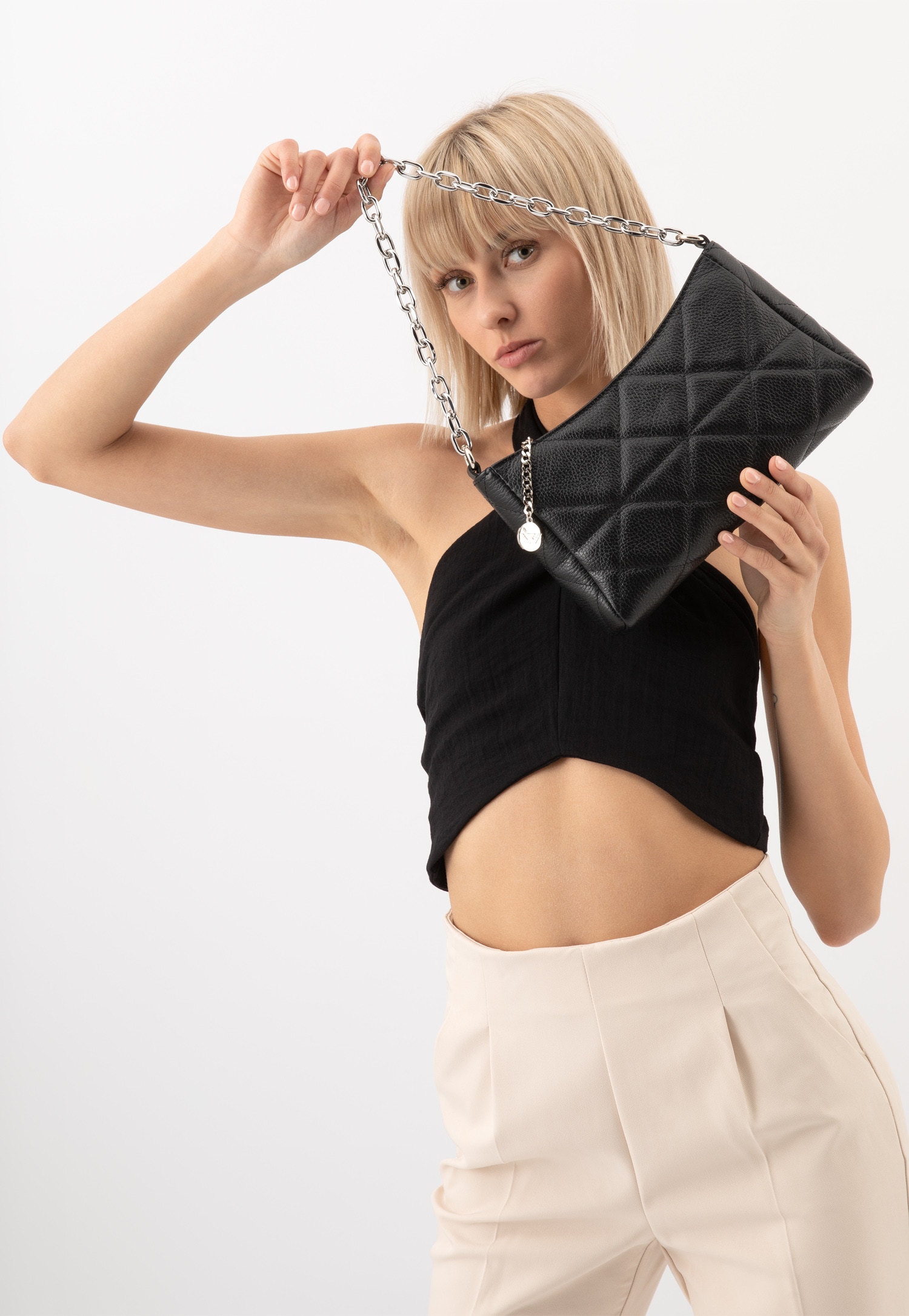 Czarna pikowana torebka damska z łańcuszkiem