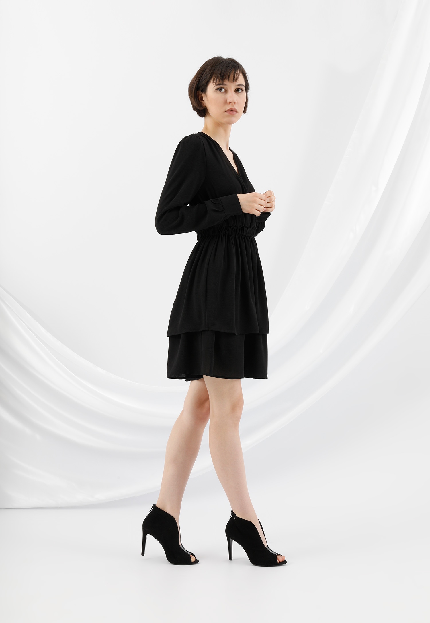 Czarne eleganckie botki peep toe na szpilce