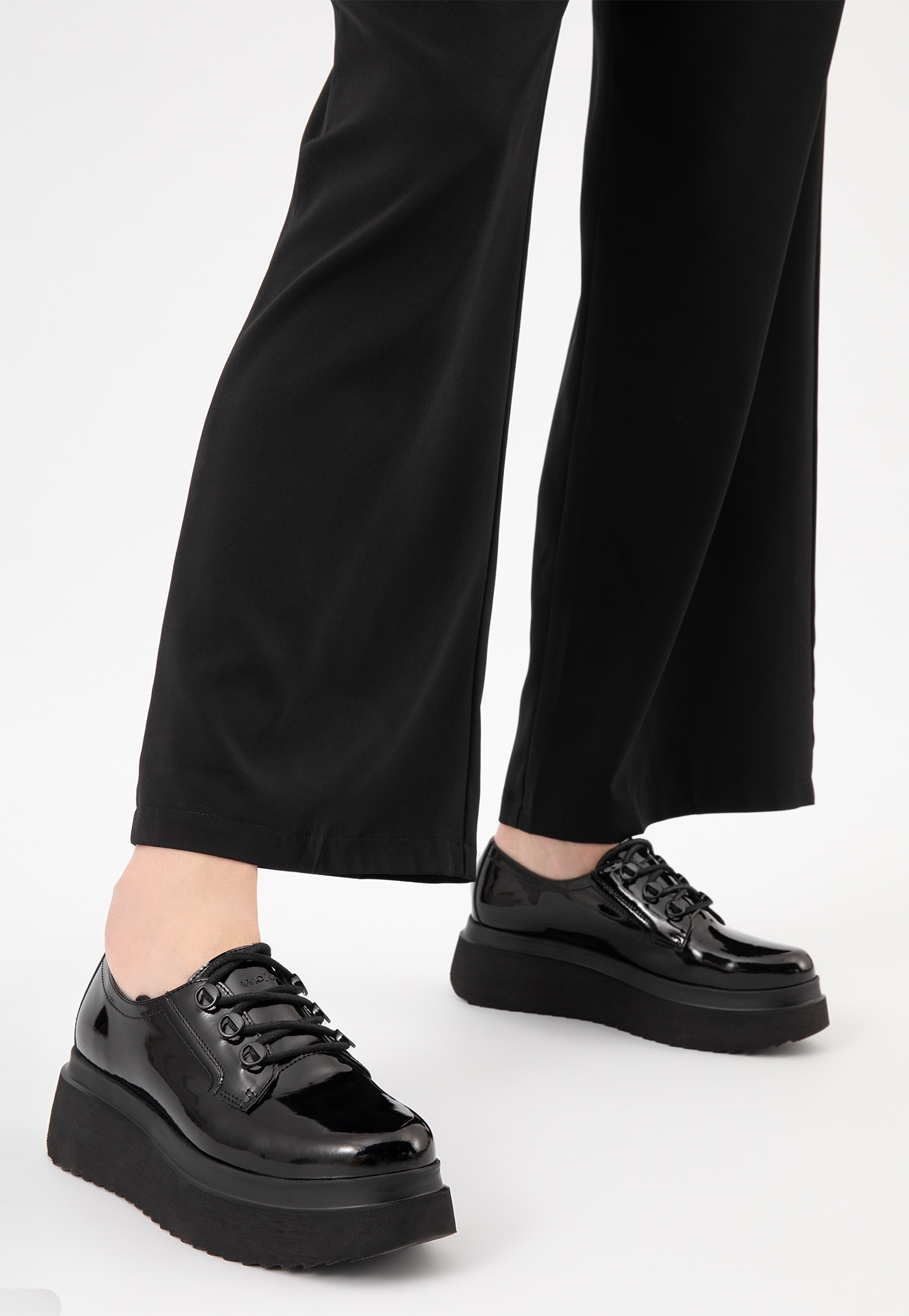 Czarne creepersy damskie z lakierowanej skóry