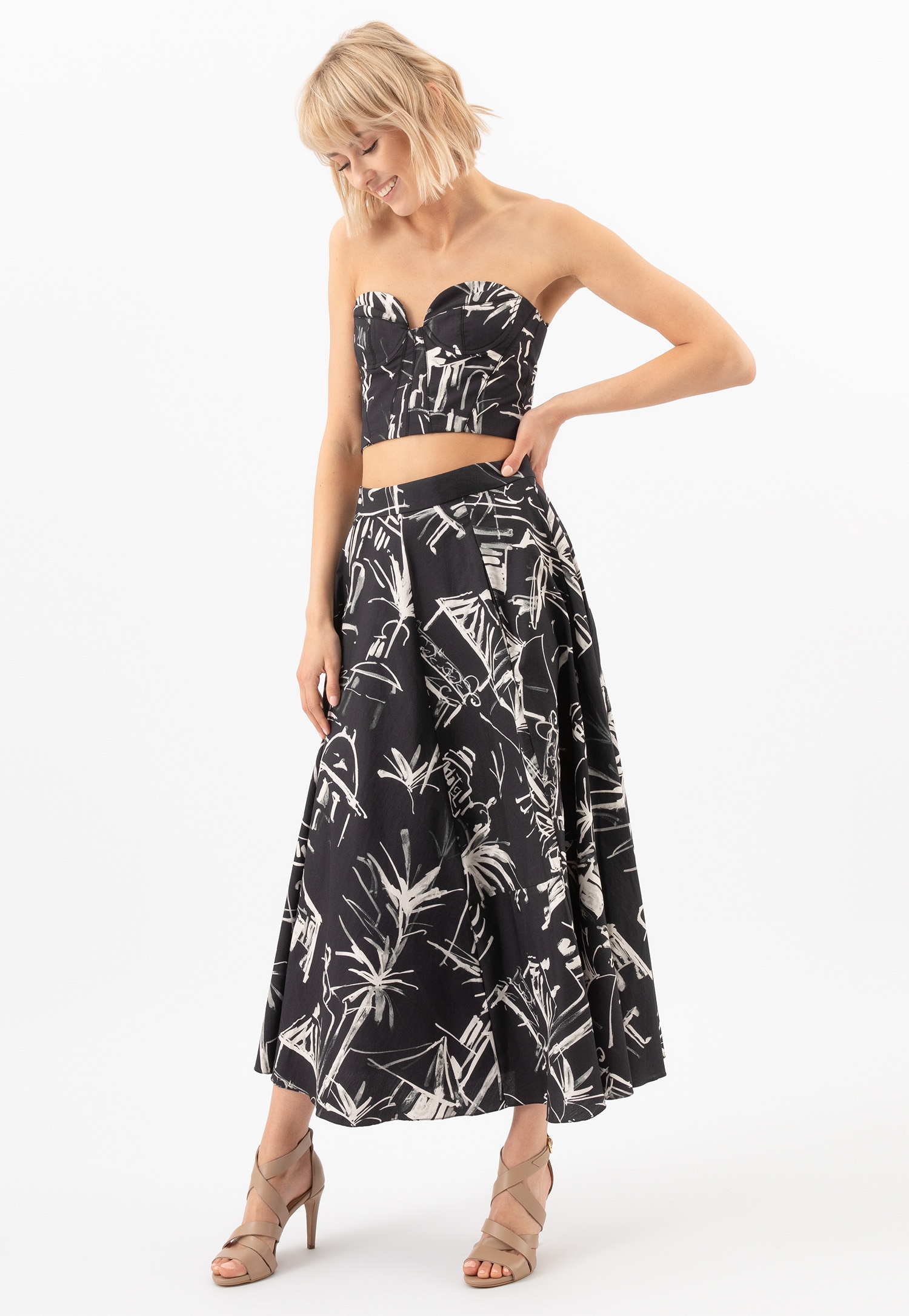 Oryginalne beżowe sandały na szpilce ze srebrnymi przetarciami