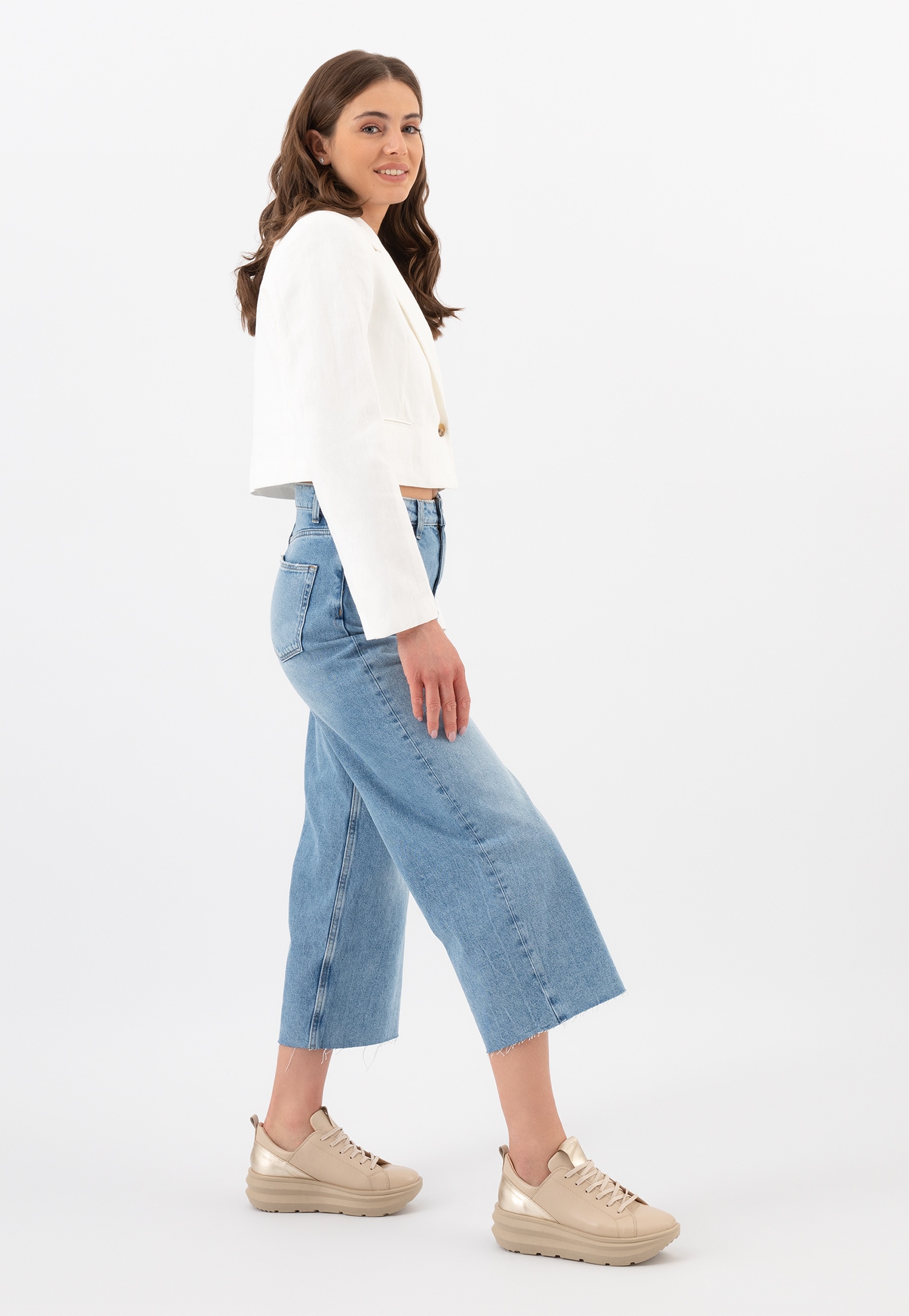 Białe sneakersy damskie ze srebrnymi wstawkami