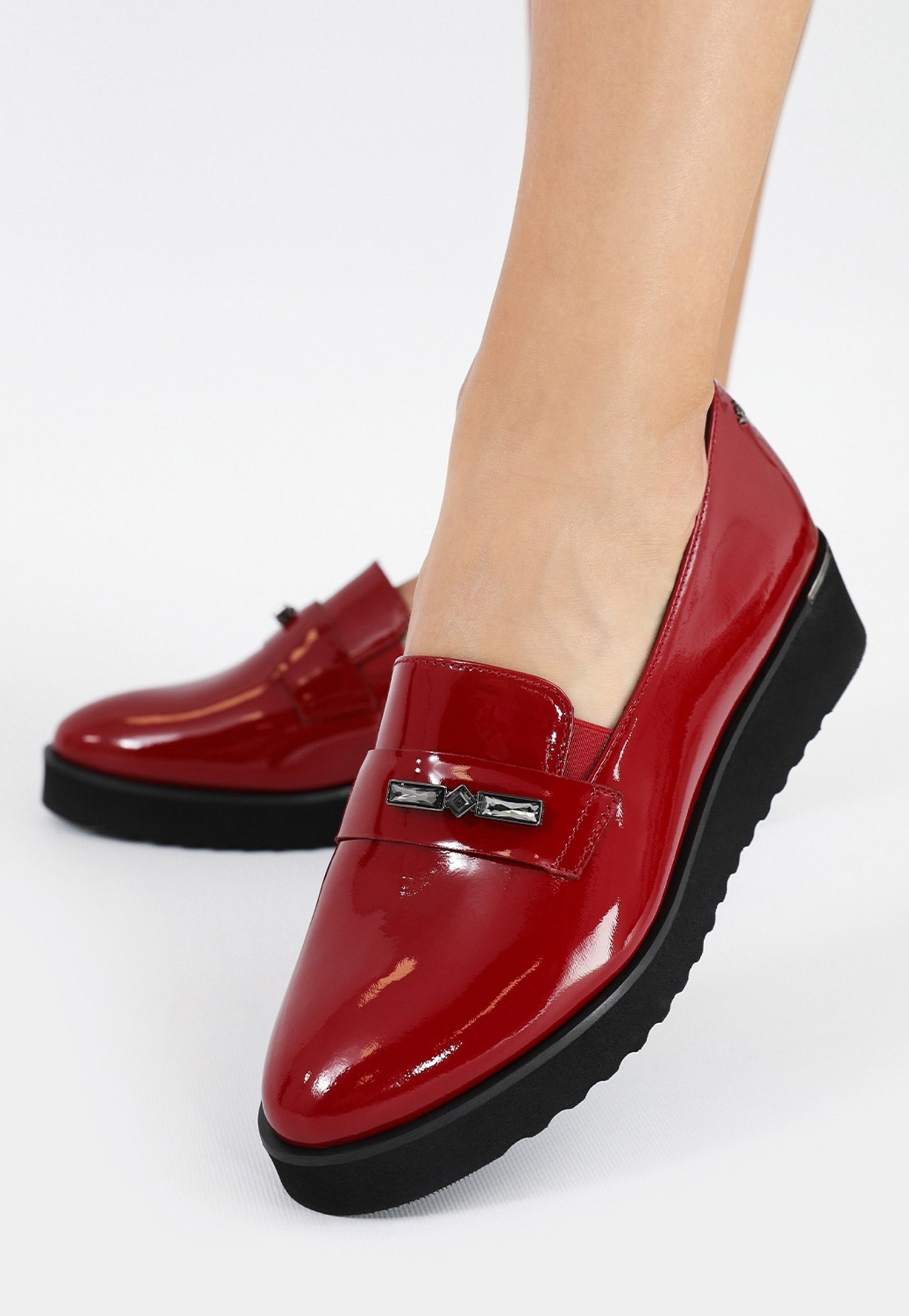 Czarne loafersy damskie ze skóry lakierowanej