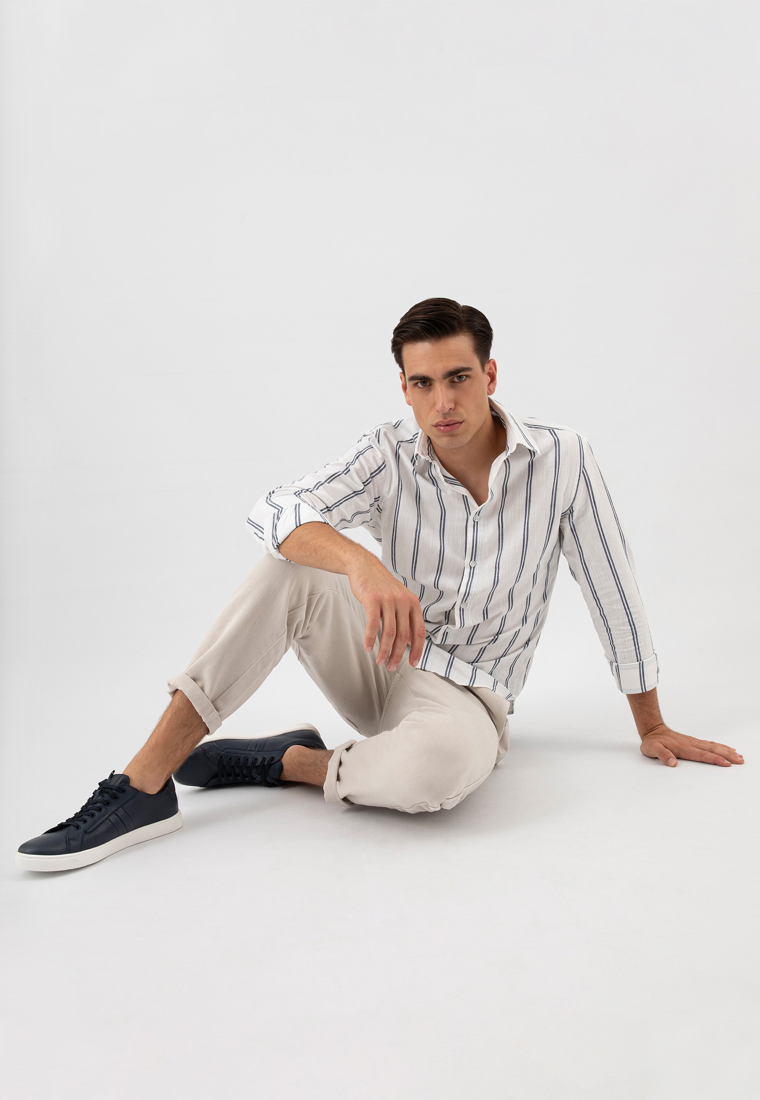 Granatowe trampki męskie na białej podeszwie