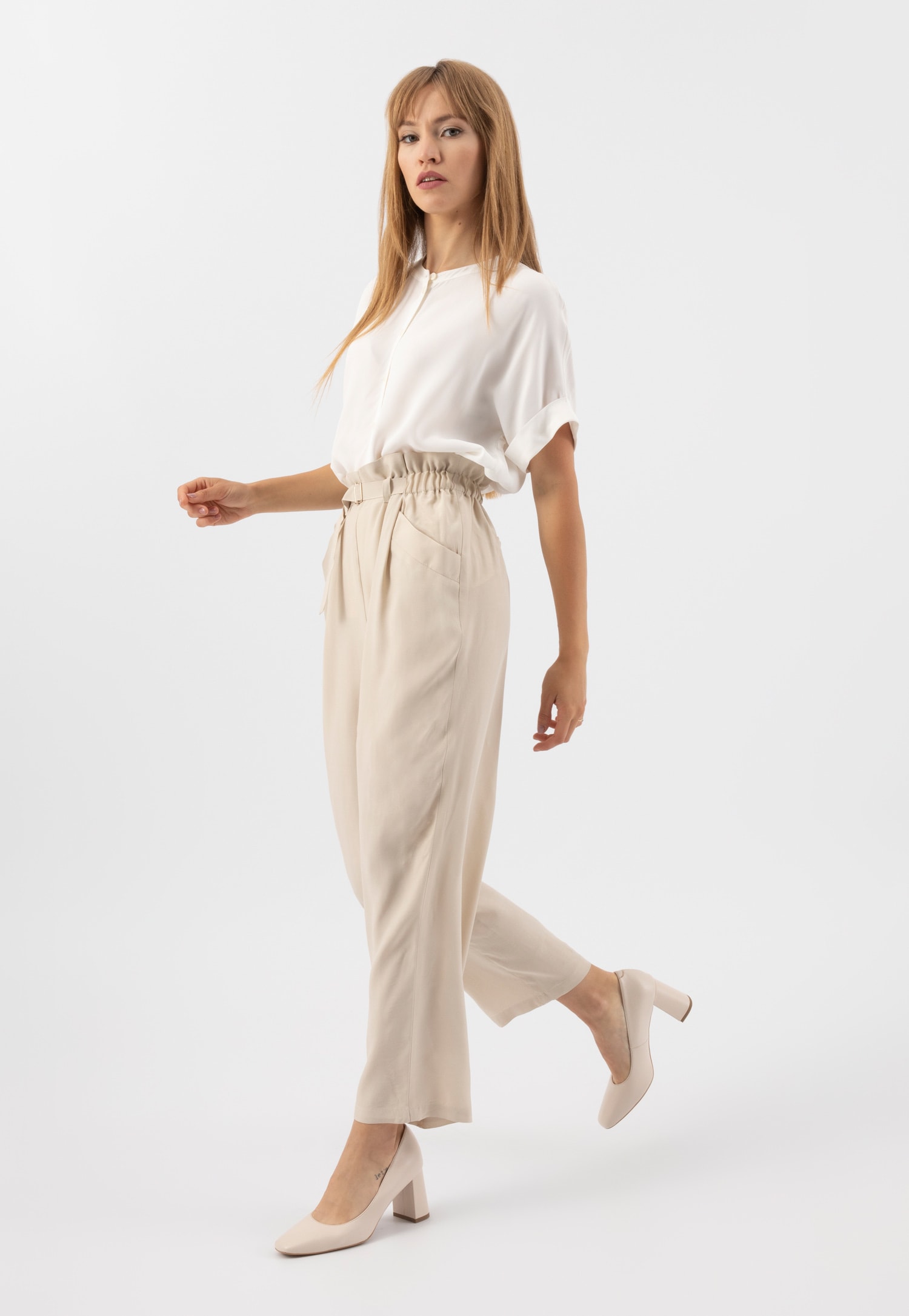 Delikatne czółenka damskie na słupku w kolorze beżowym