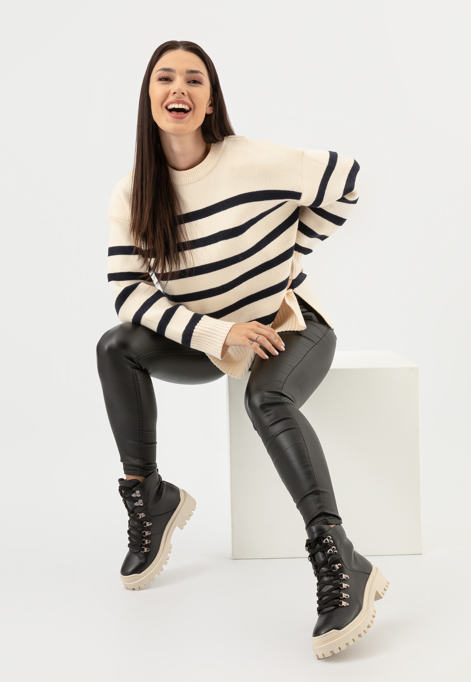 Czarne sznurowane trzewiki damskie z białą podeszwą