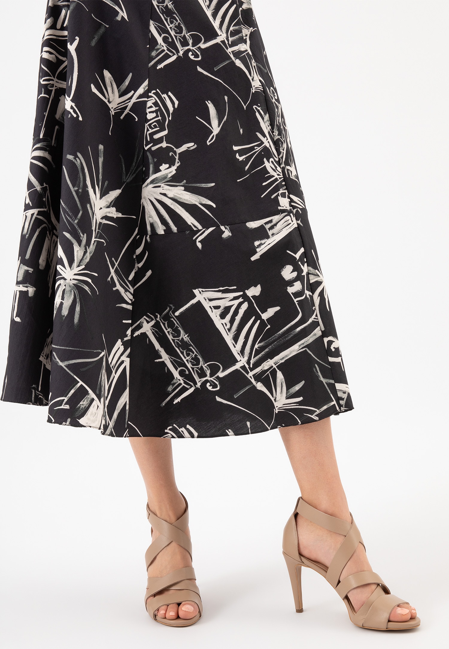 Oryginalne beżowe sandały na szpilce ze srebrnymi przetarciami