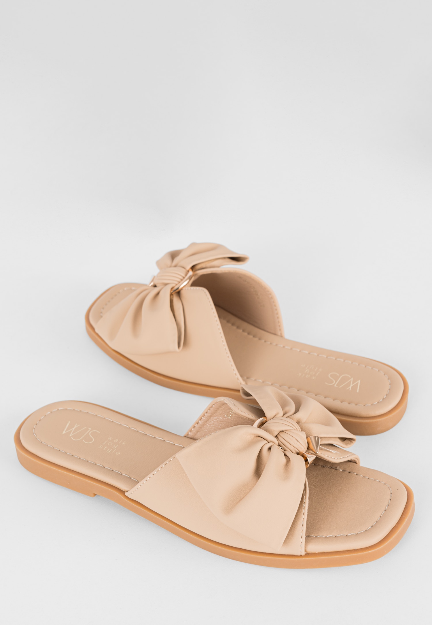 WJS beżowe klapki damskie z kokardką i metalową ozdobą