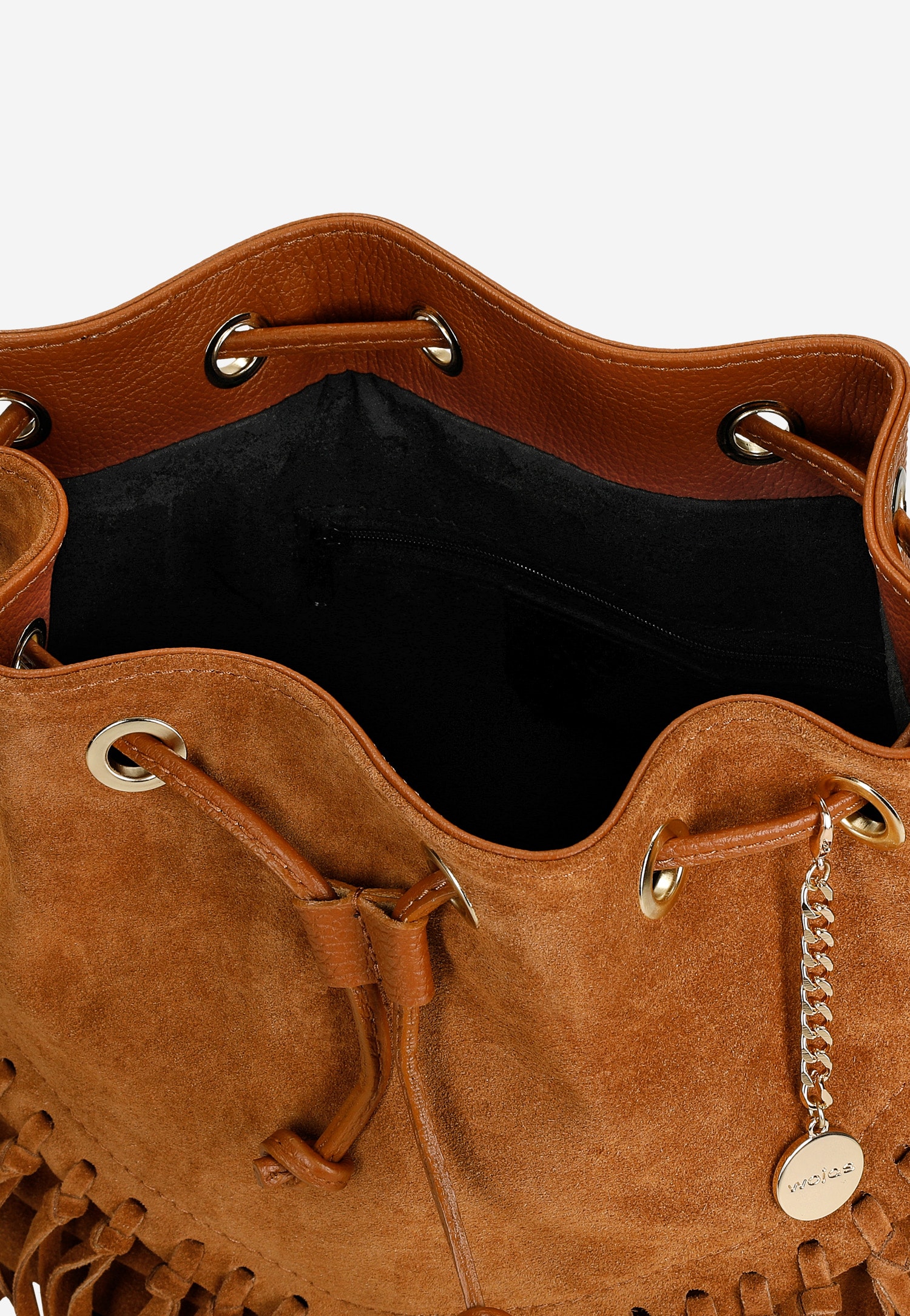 Czarna torebka z frędzlami w stylu boho