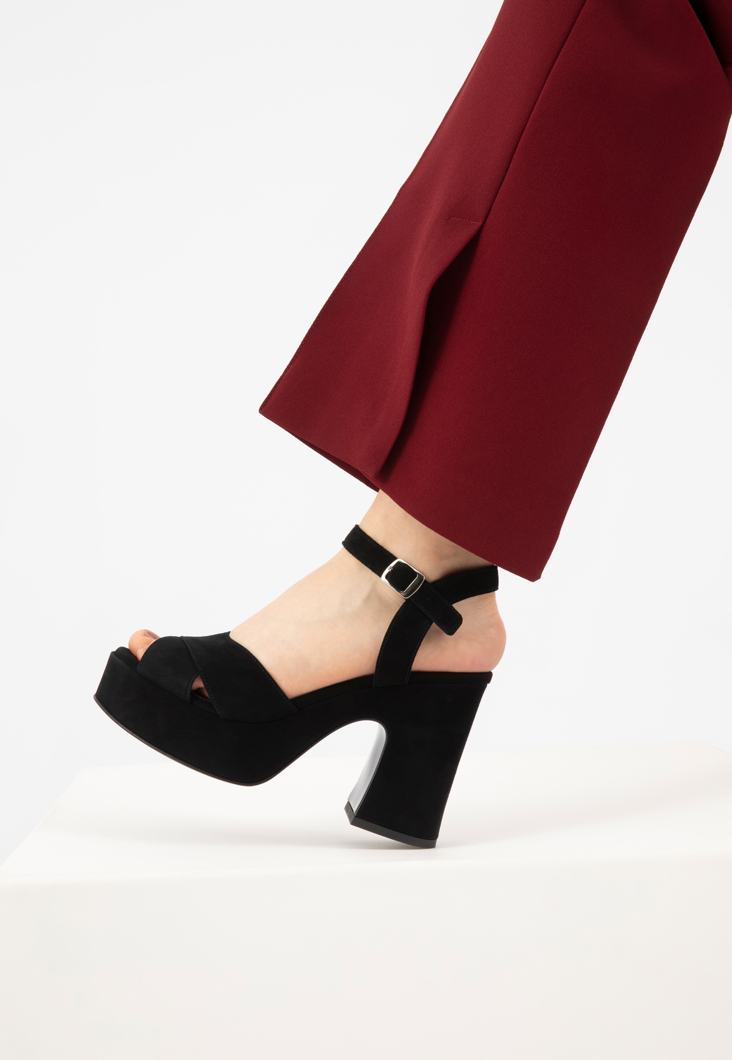 Masywne beżowe sandały damskie z weluru