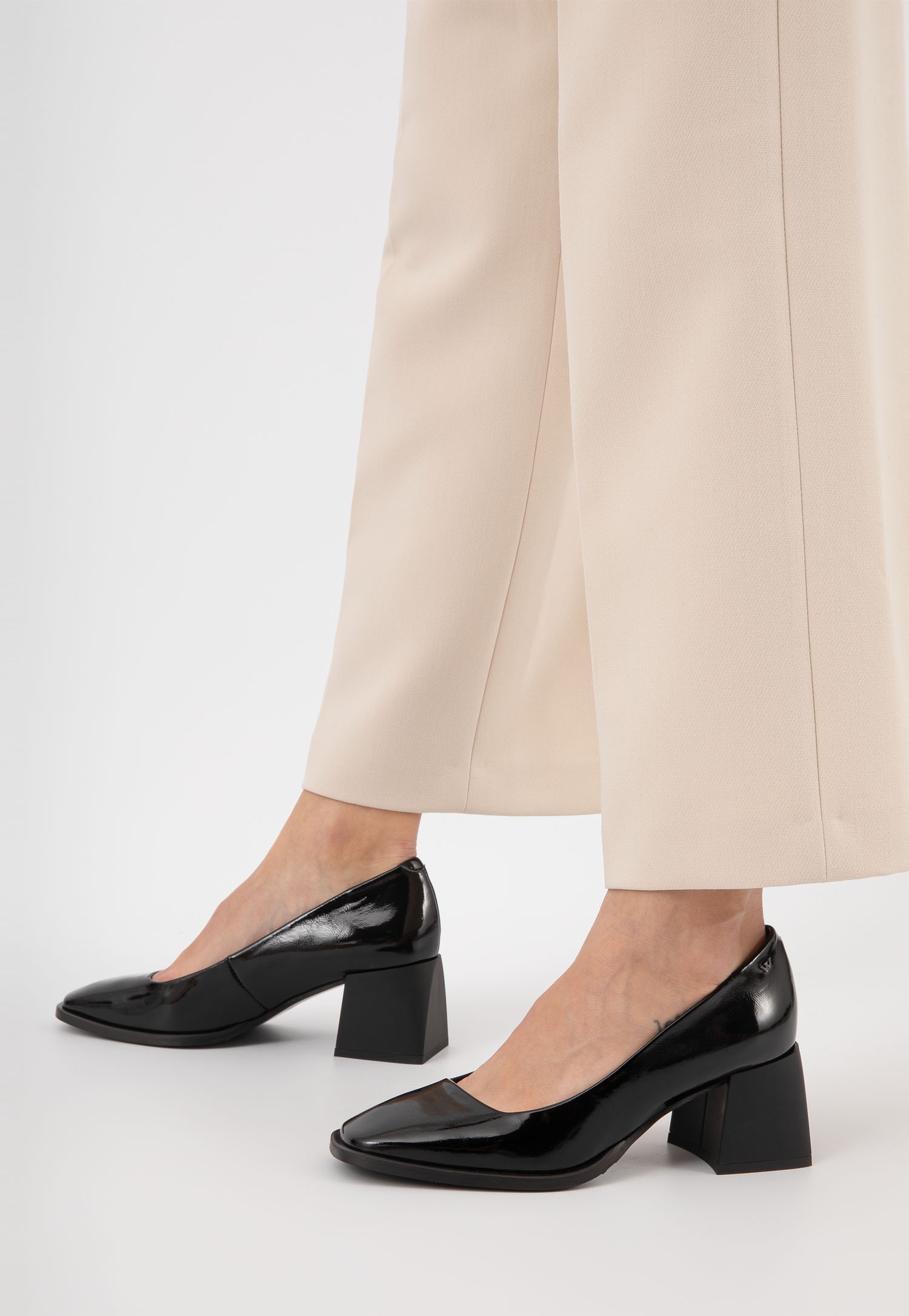 Czarne lakierowane czółenka damskie na oryginalnym obcasie