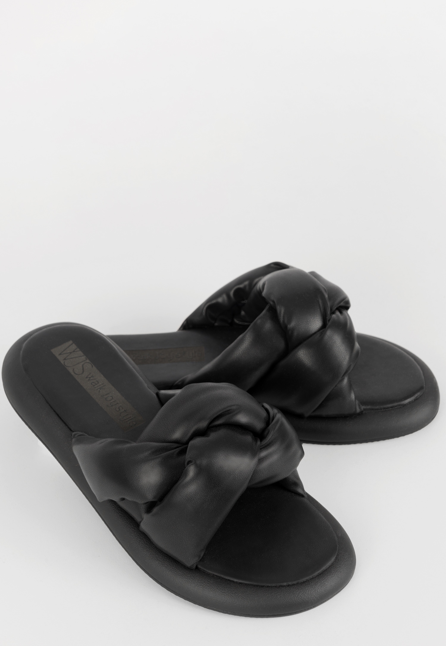 WJS czarne klapki damskie typu puffy