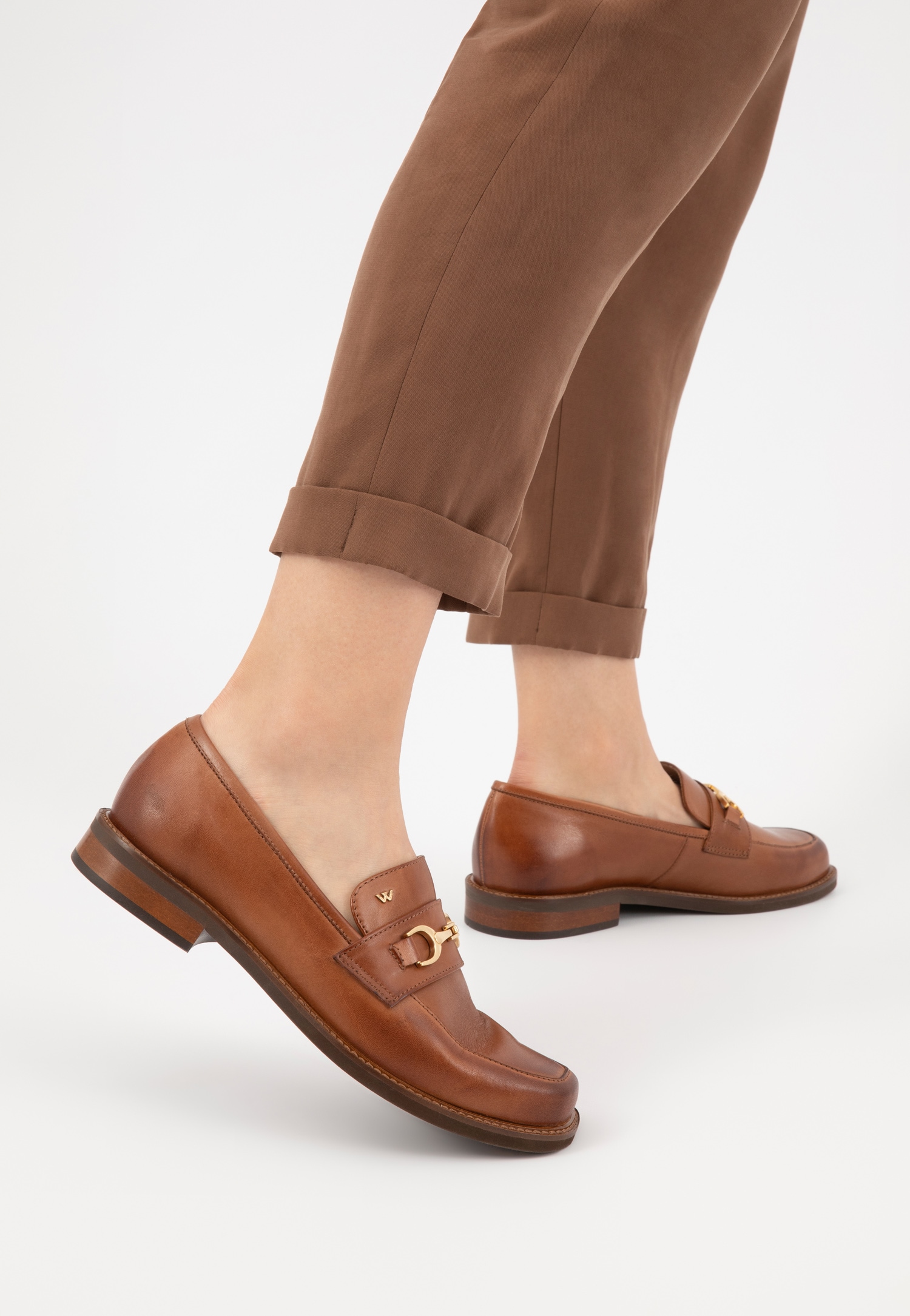 Czarne lakierowane mokasyny damskie ze złotą ozdobą