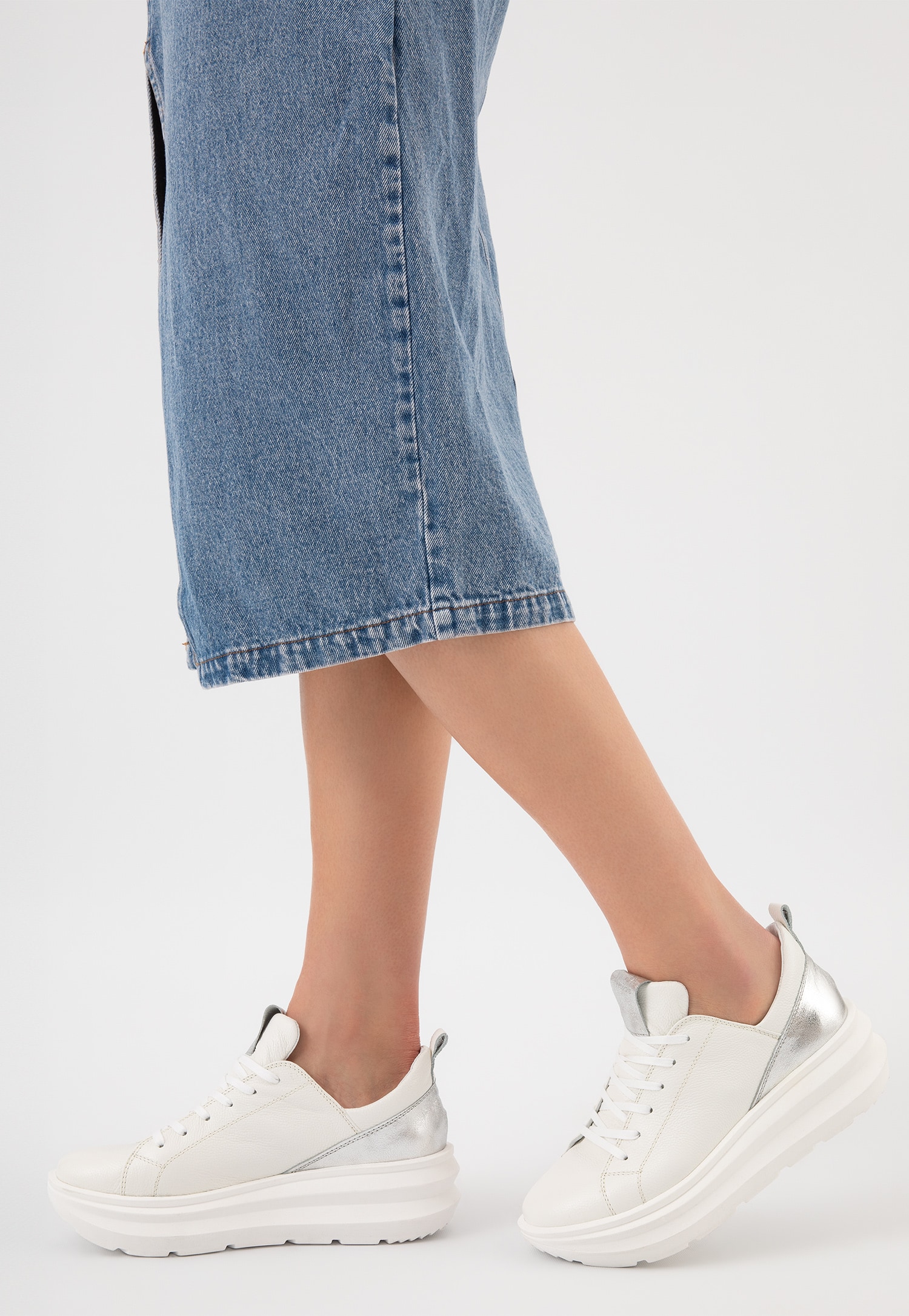 Białe sneakersy damskie ze srebrnymi wstawkami