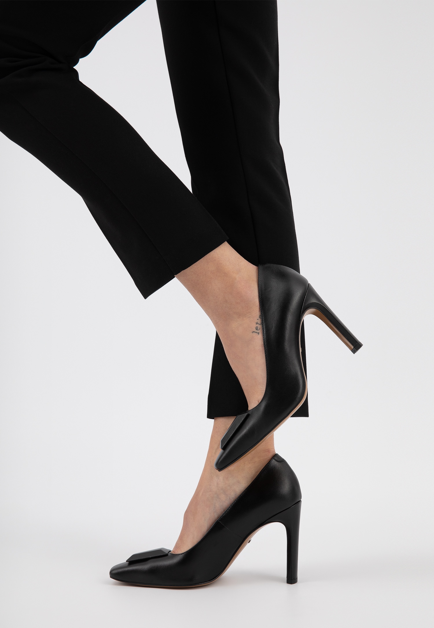 Czarne czółenka wieczorowe z ozdobą na przodzie