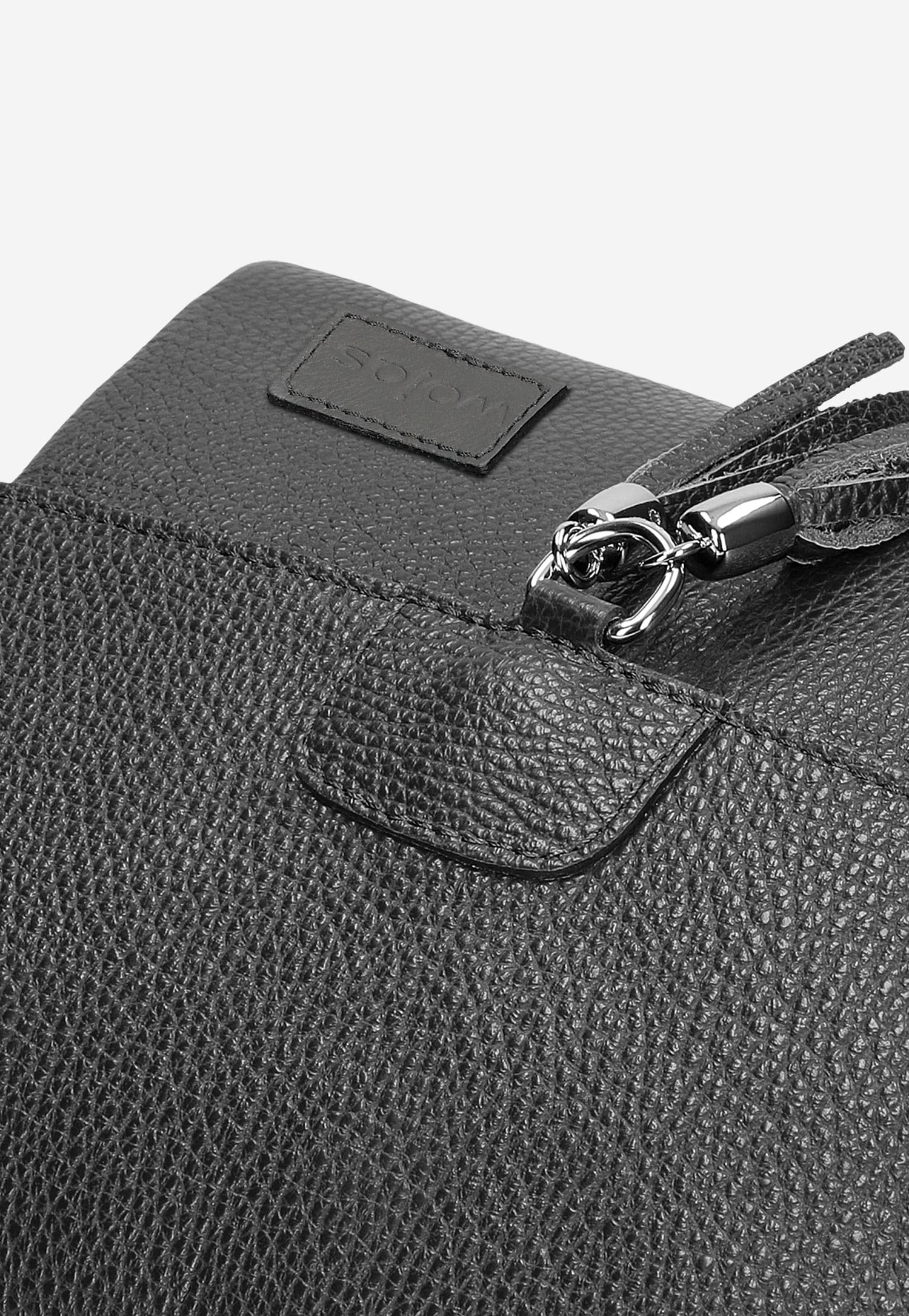 Skórzana torebka z ozdobnymi frędzelkami