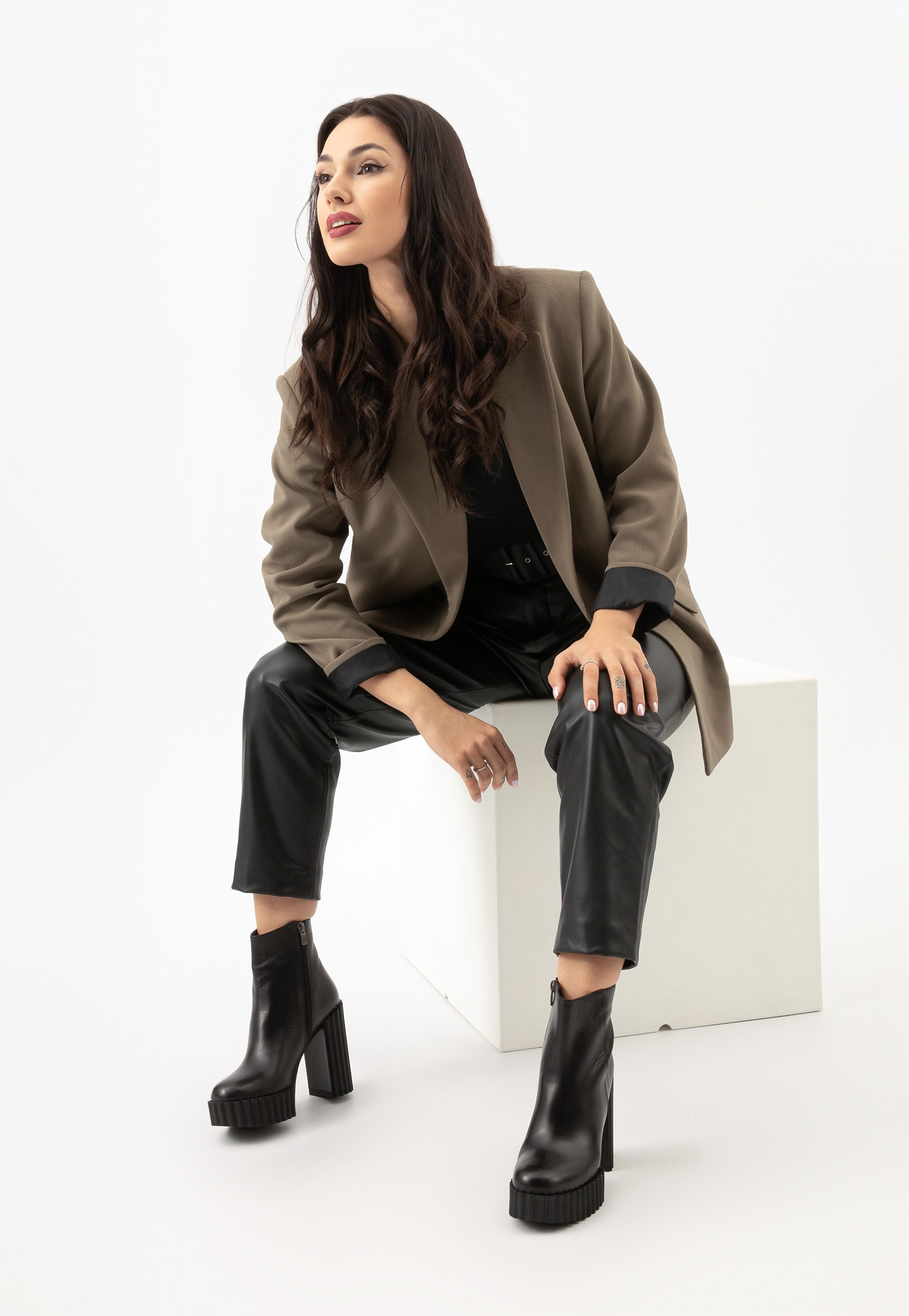 Czarne botki damskie na oryginalnym słupku