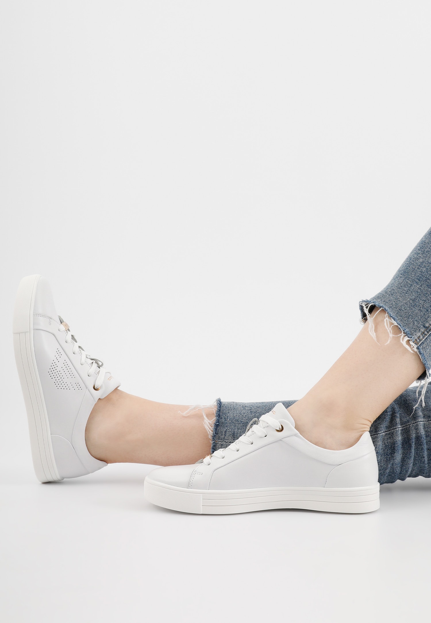 Białe półbuty damskie z dziurkowanym logo