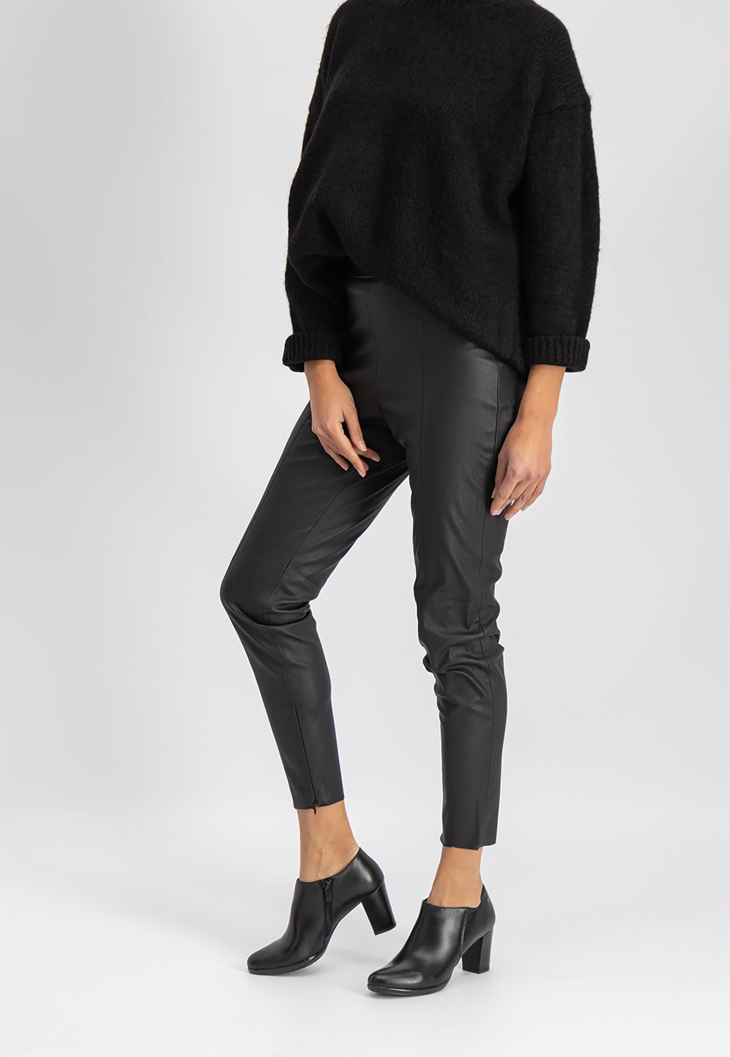 Czarne półbuty damskie na słupku