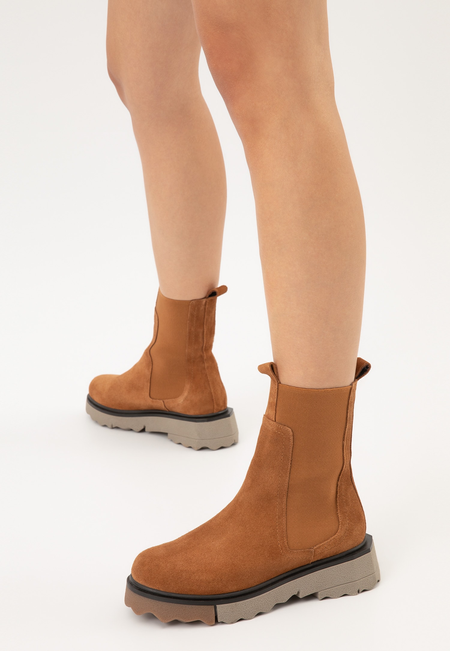 Jasnobrązowe designerskie sztyblety z ciekawą podeszwą