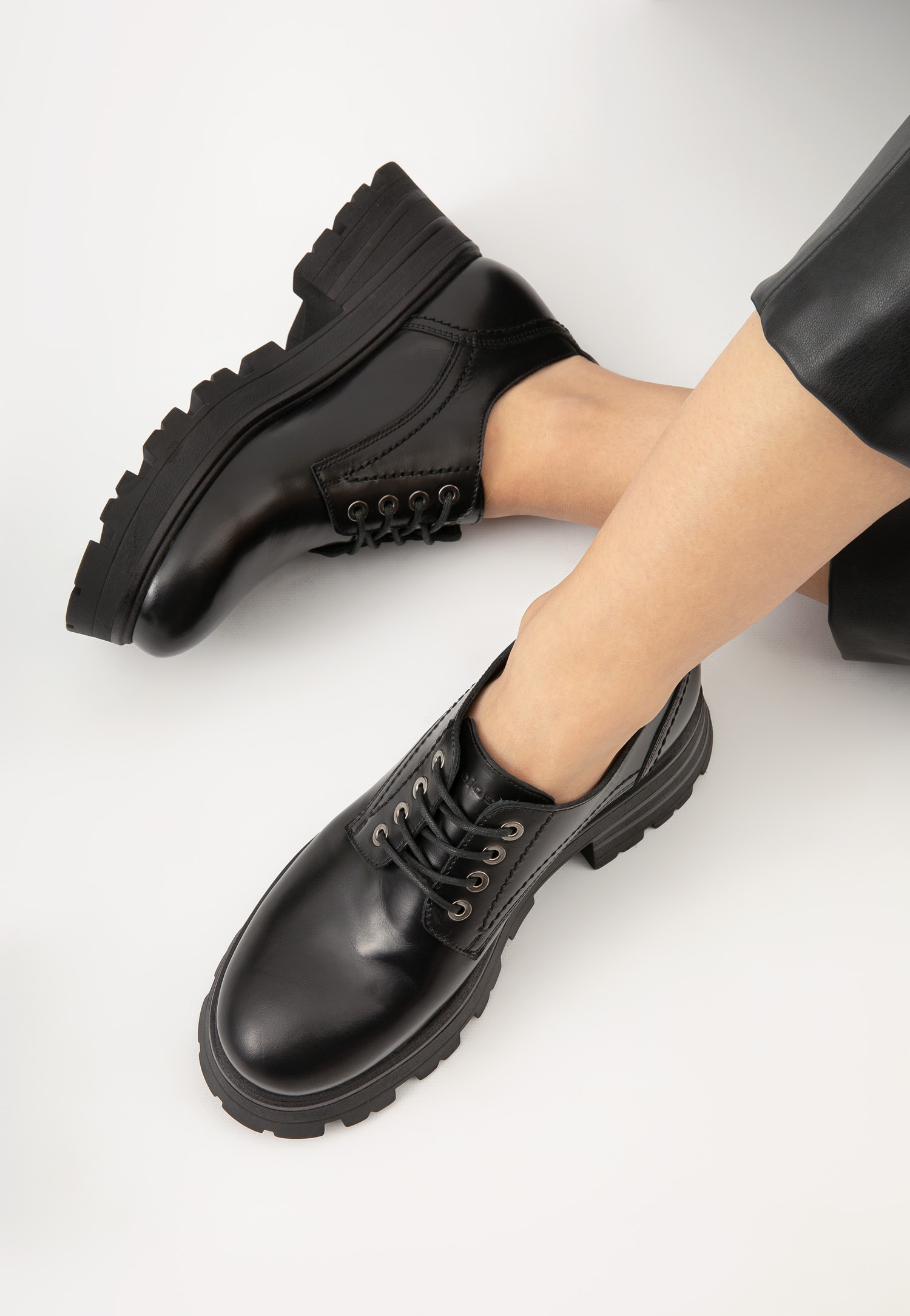 Czarne skórzane półbuty damskie na masywnej podeszwie