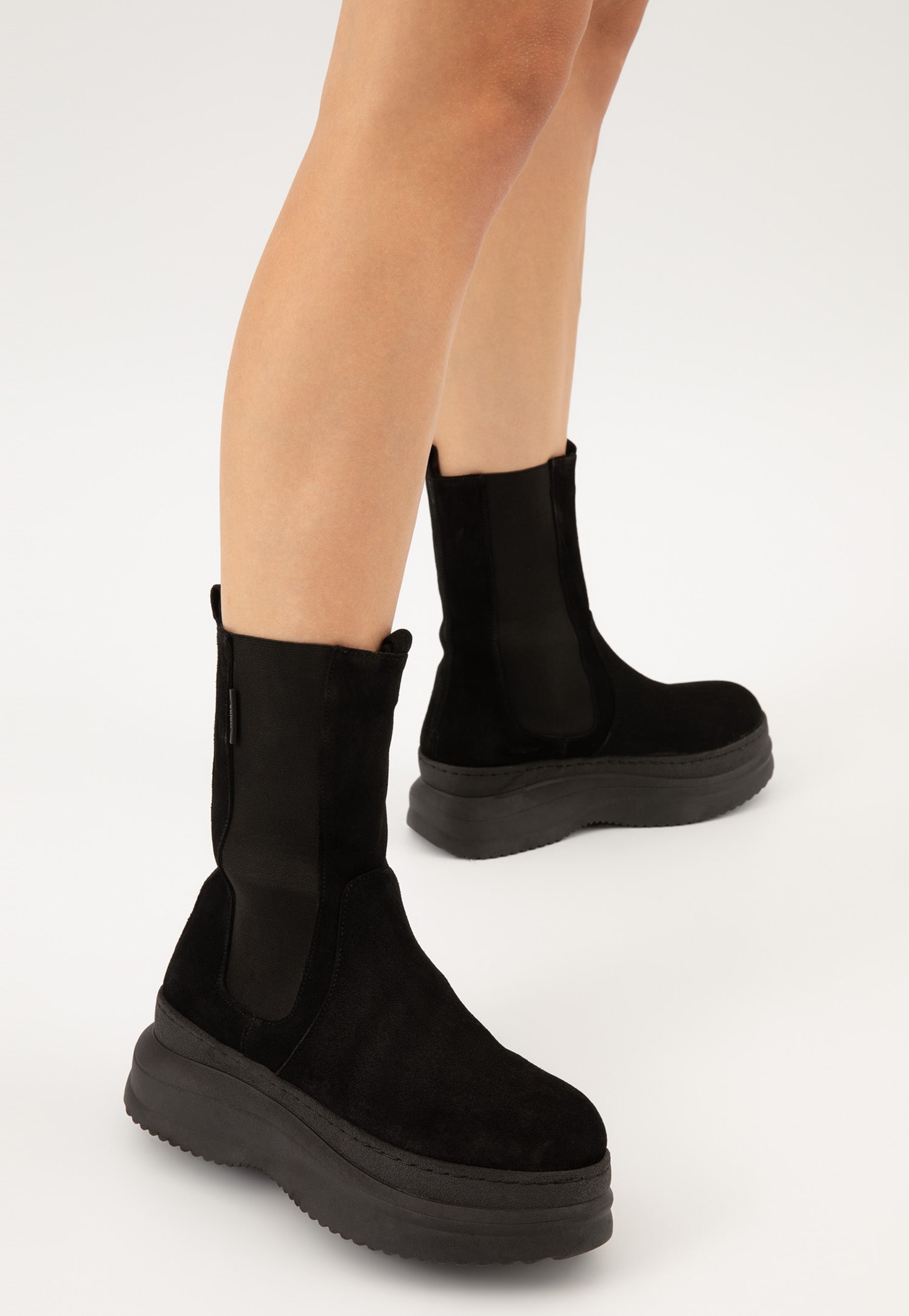 Czarne oryginalne botki damskie na płaskiej podeszwie