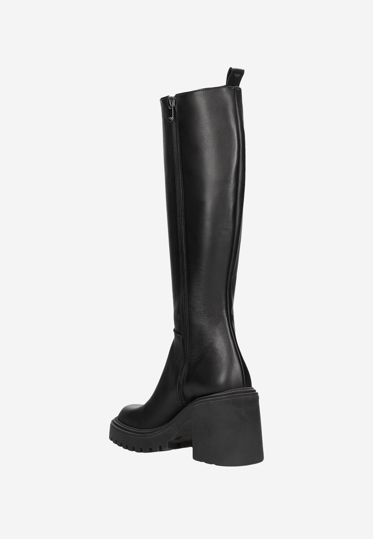 Czarne skórzane sztyblety w formie kozaków na obcasie