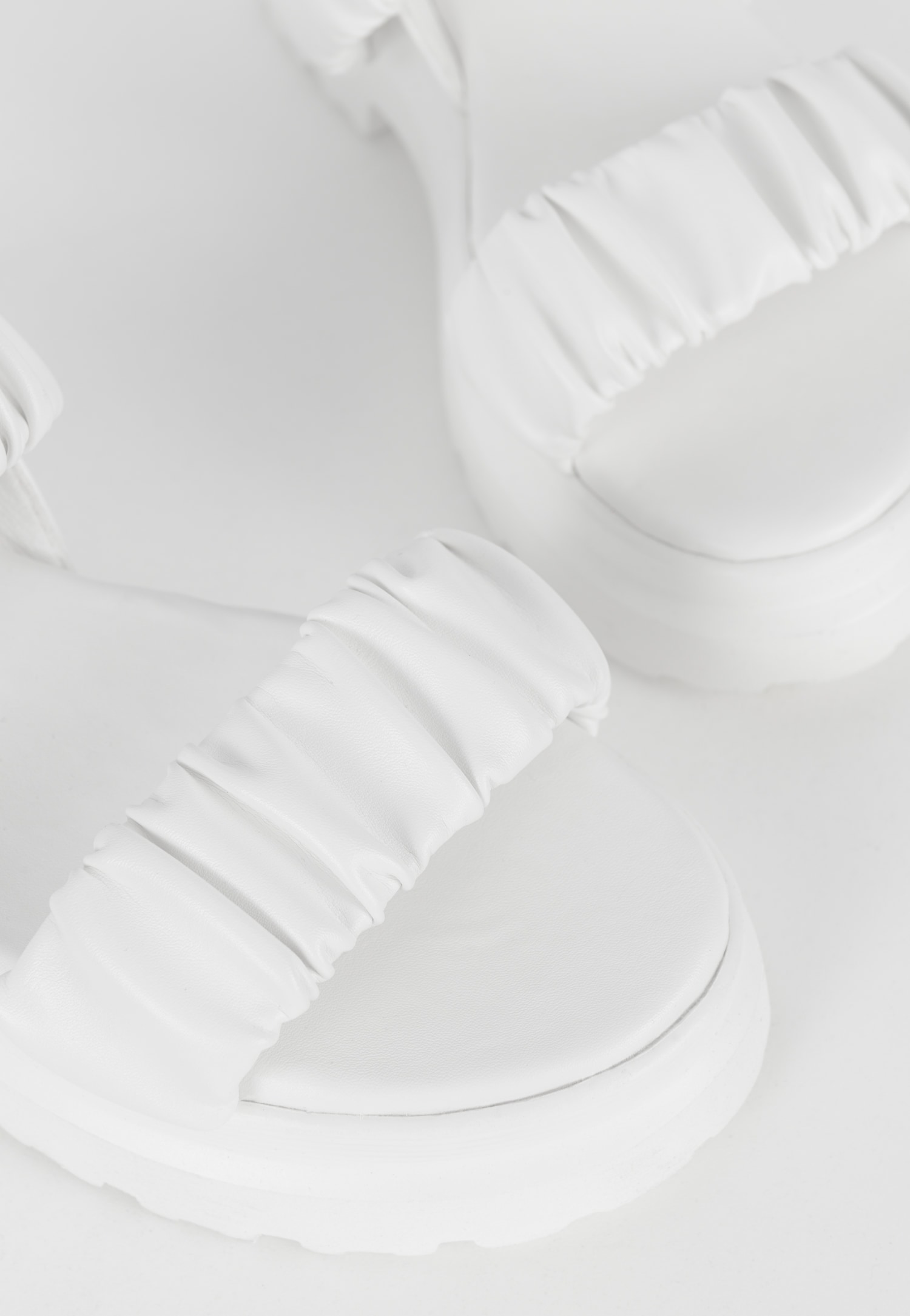 WJS białe sandały damskie na platformie z marszczeniami na paskach