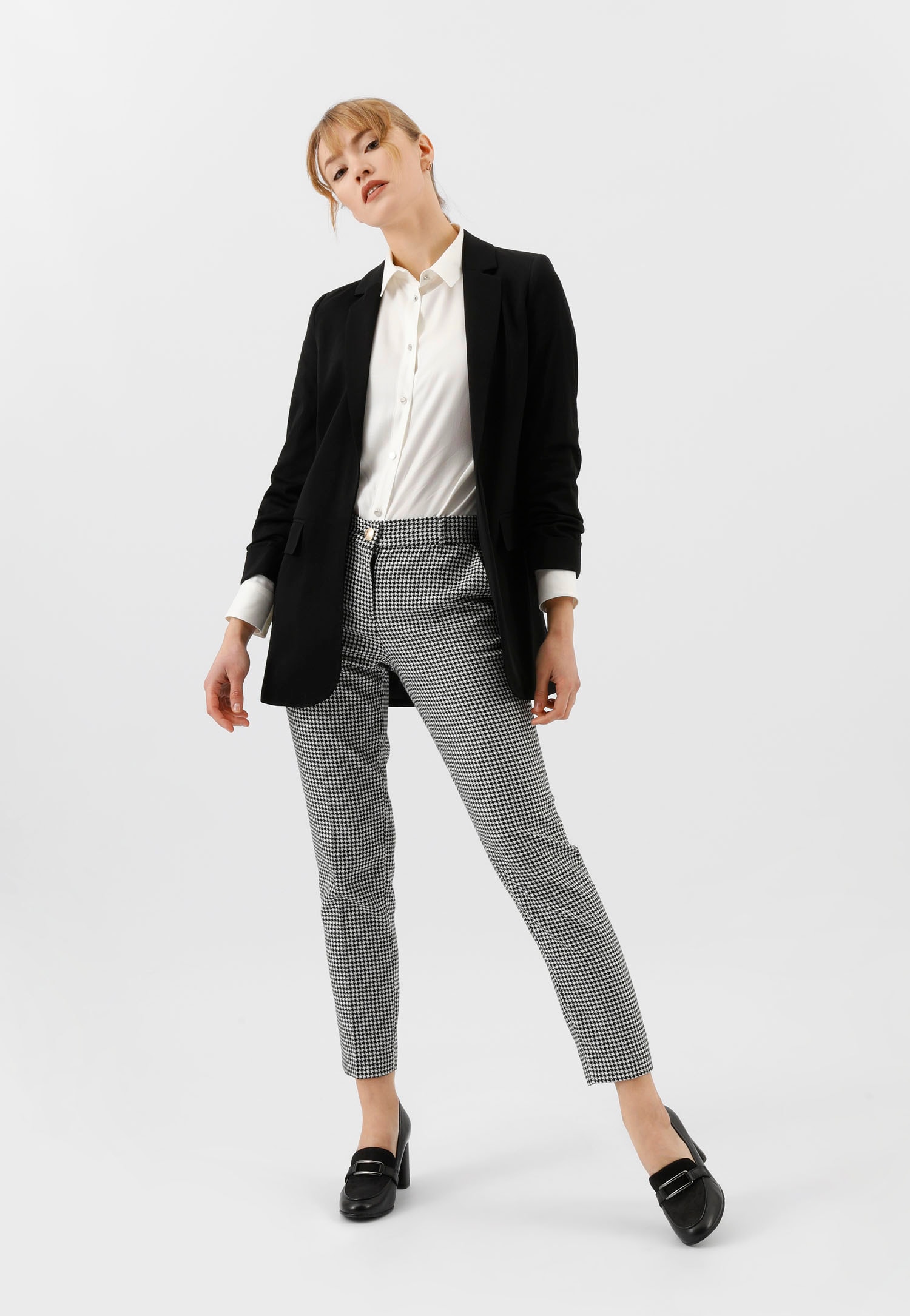 Czarne mokasyny damskie na obcasie w formie słupka