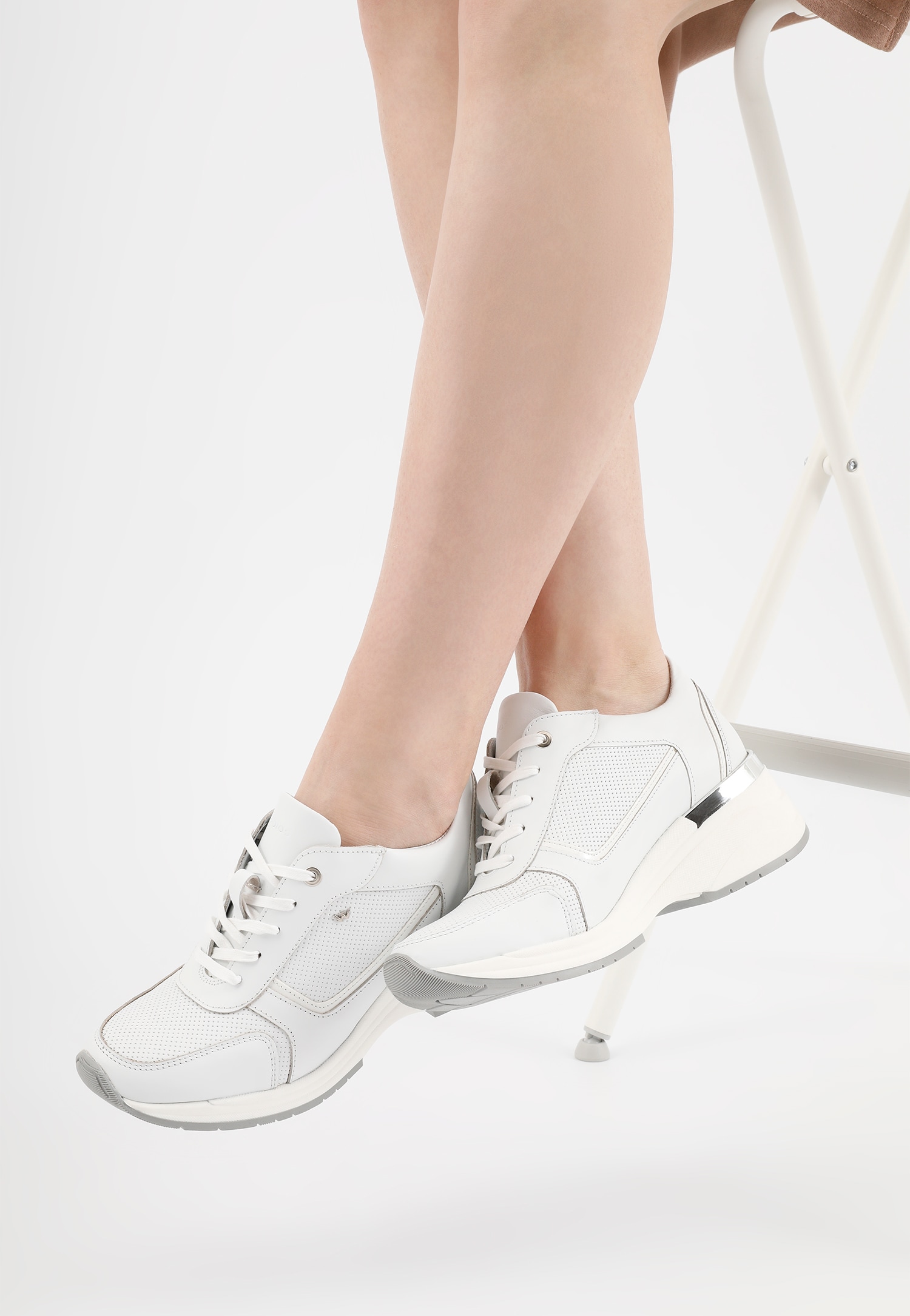 Białe sneakersy damskie na podwyższonej podeszwie