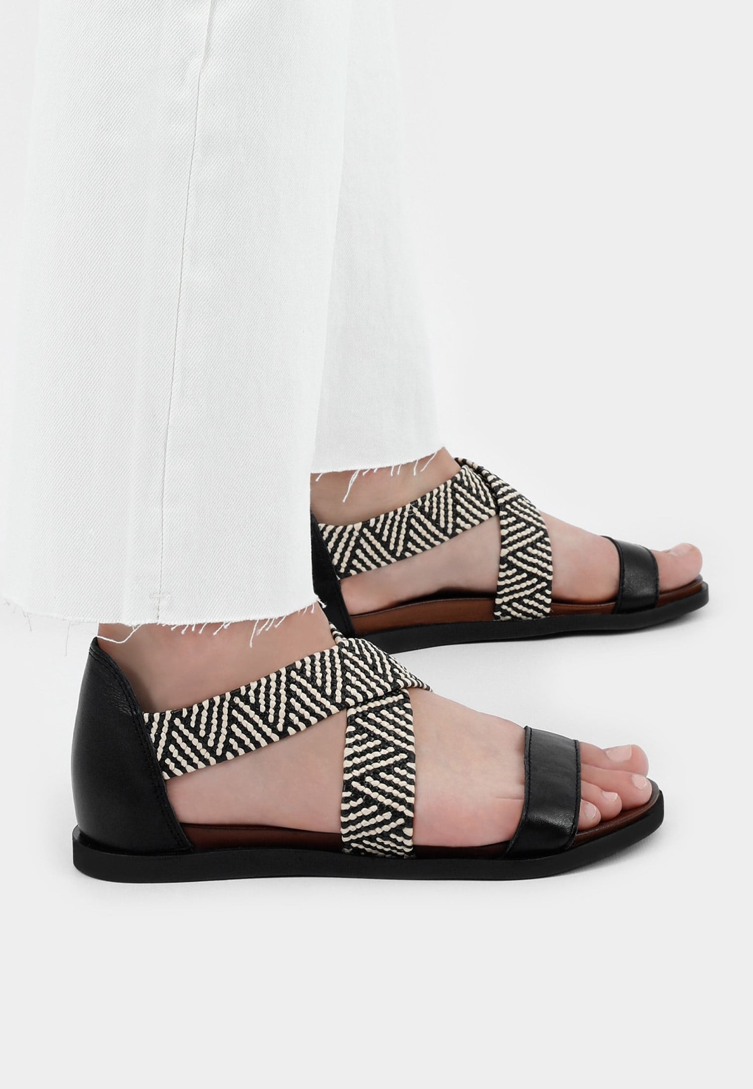 Czarne sandały damskie z zakrytą piętą i plecionymi paskami