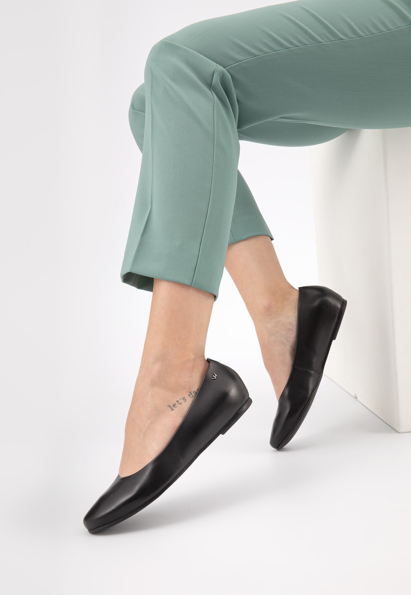 Czarne lakierowane baleriny damskie