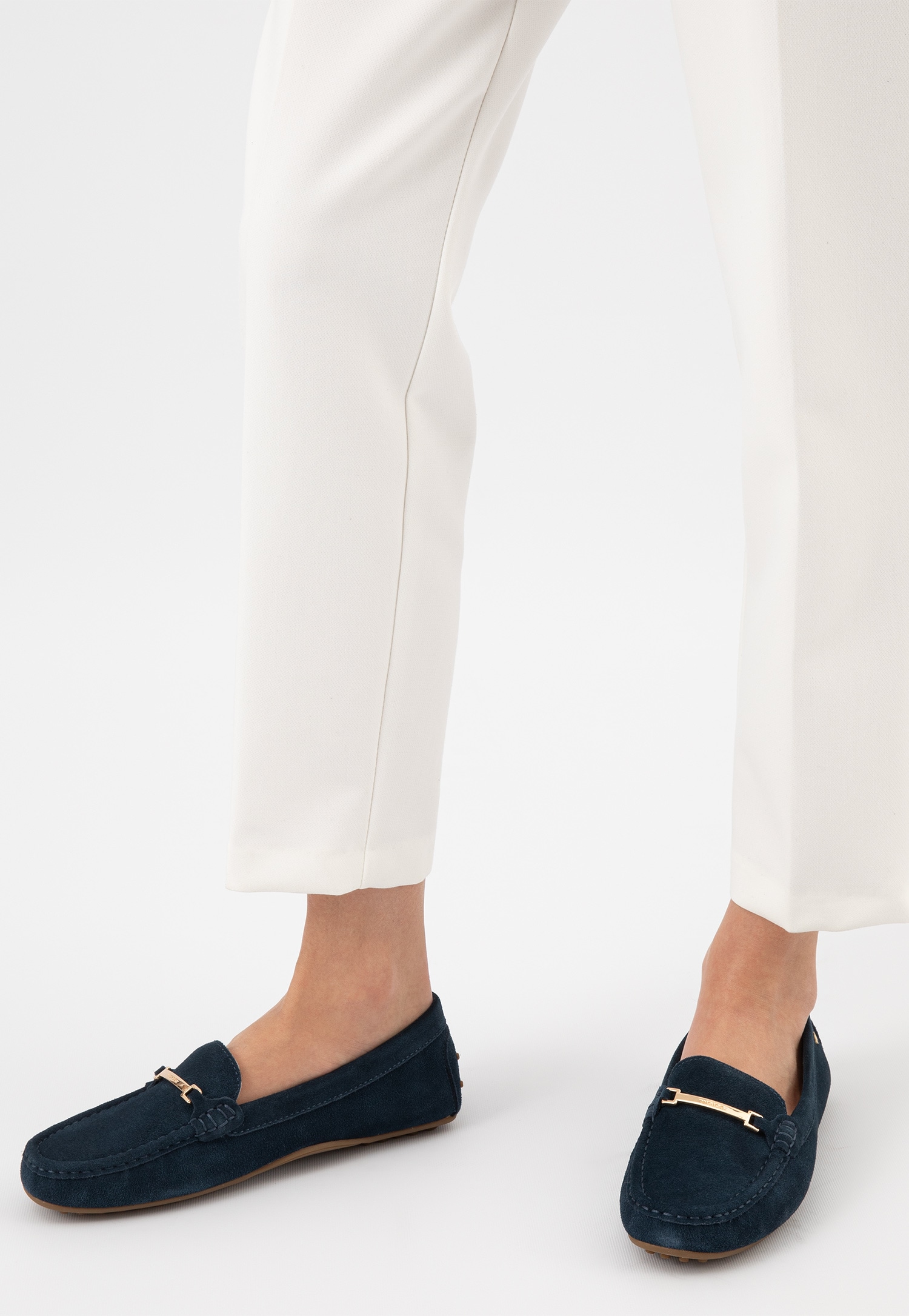 Białe skórzane mokasyny damskie ze złotą ozdobą